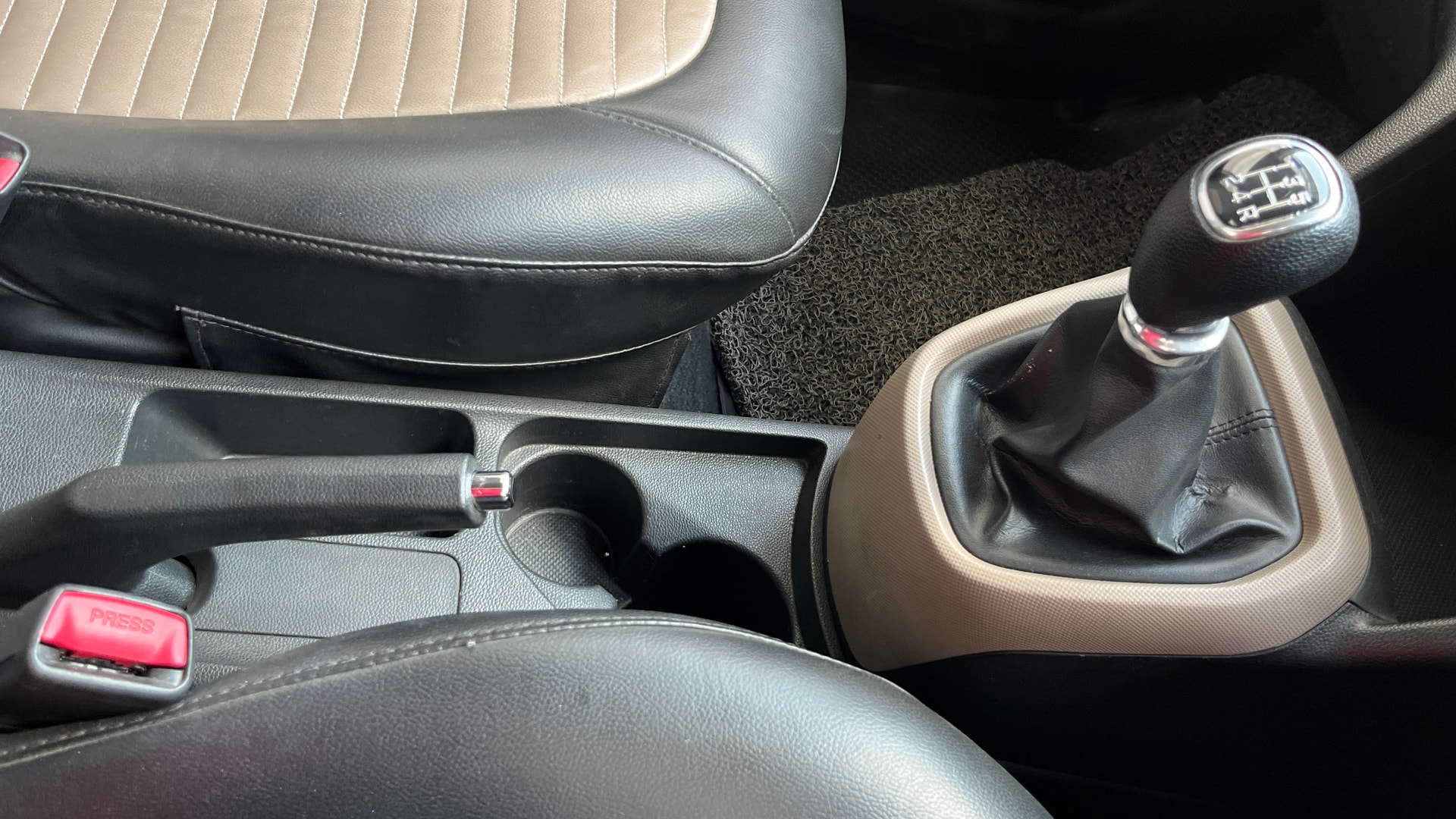 View 2015 Hyundai Grand i10 Sportz 1.2 Kappa Image 37 Used 2015 Hyundai Grand i10 Sportz 1.2 Kappa Image 37