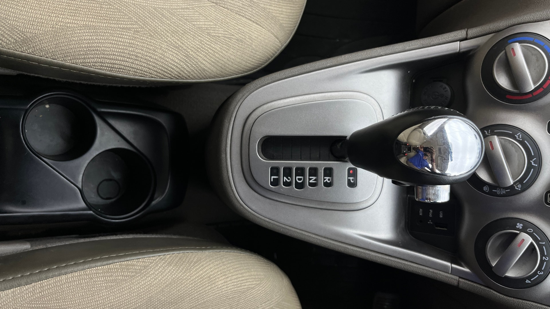 View 2013 Hyundai i10 1.2 Sportz AT Image 37 Used 2013 Hyundai i10 1.2 Sportz AT Image 37