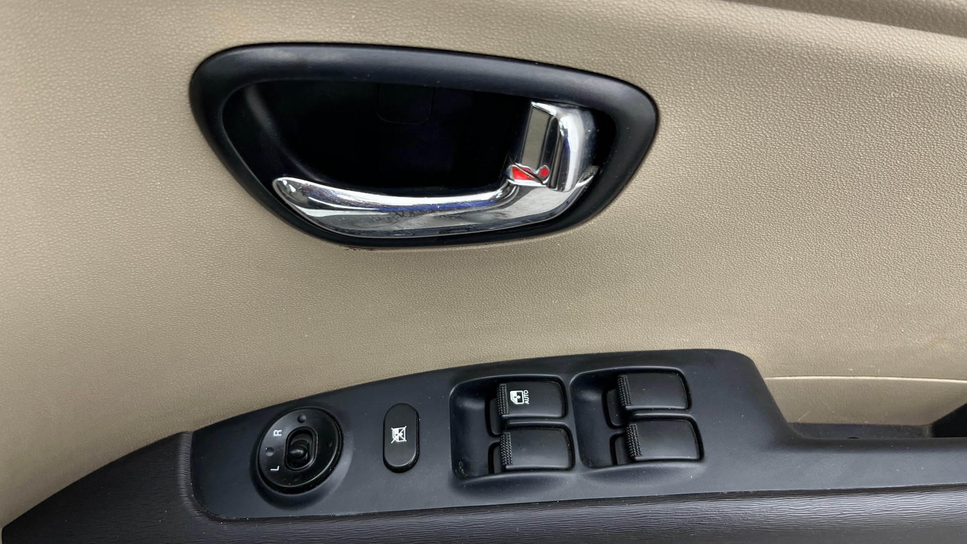 View 2013 Hyundai i10 1.2 Sportz AT Image 32 Used 2013 Hyundai i10 1.2 Sportz AT Image 32