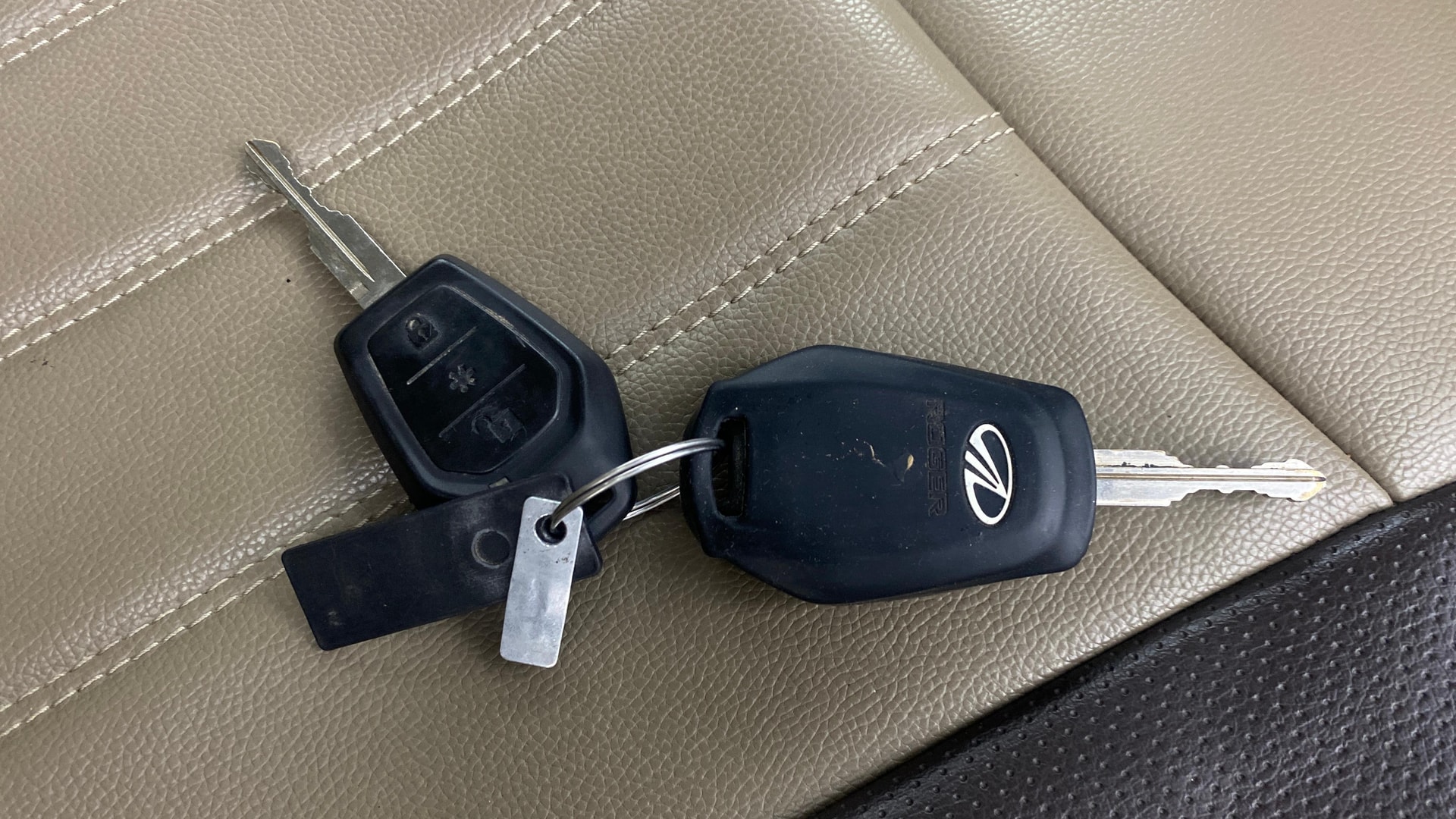 View 2017 Mahindra TUV300 T8 AMT Image 26 Used 2017 Mahindra TUV300 T8 AMT Image 26