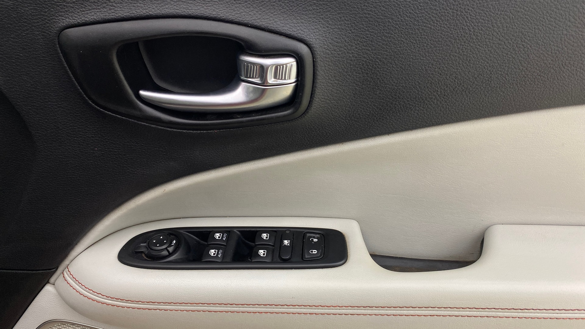 View 2019 Jeep Compass Limited 1.4 Multi AIR Petrol DDCT AT BS IV Image 33 Used 2019 Jeep Compass Limited 1.4 Multi AIR Petrol DDCT AT BS IV Image 33