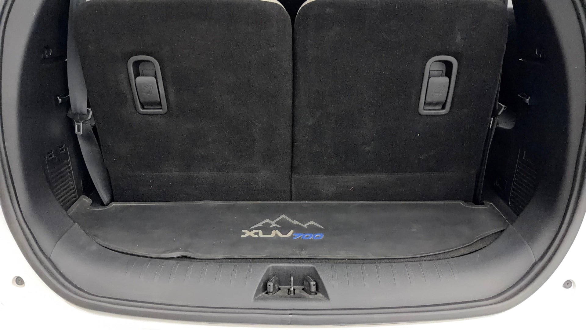 View 2023 Mahindra XUV700 MX Petrol 5 STR Image 7 Used 2023 Mahindra XUV700 MX Petrol 5 STR Image 7