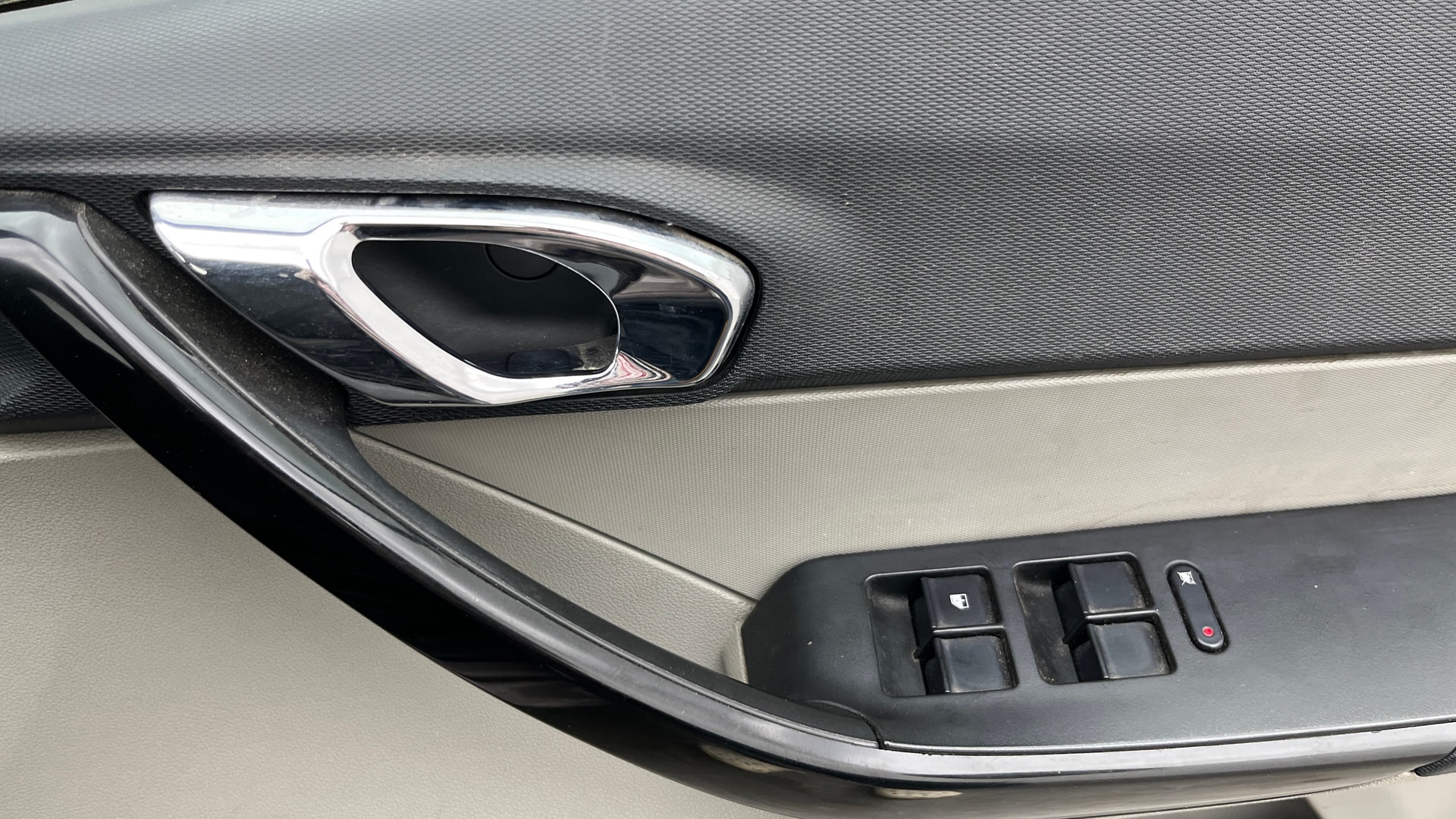 View 2018 Tata Tiago Revotorq XB Image 32 Used 2018 Tata Tiago Revotorq XB Image 32