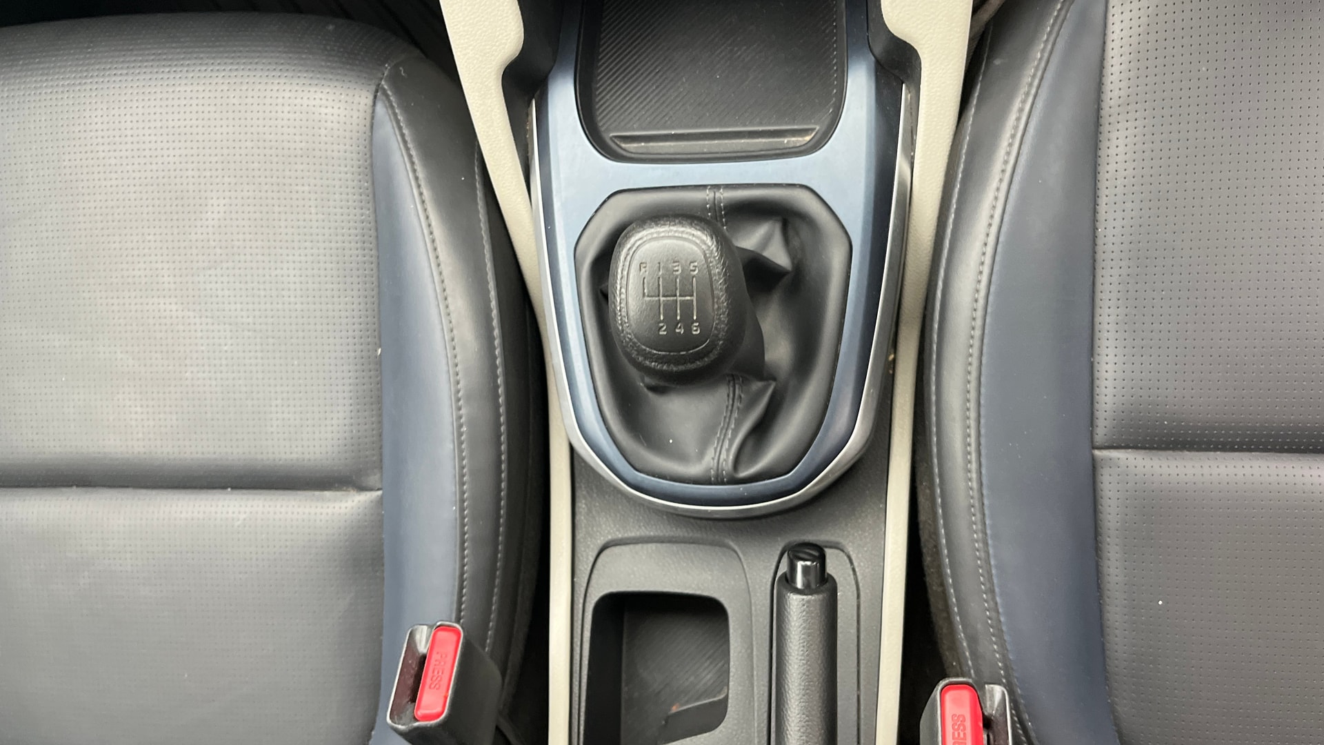 View 2022 Kia Carens Premium 1.5 Petrol 7 STR Image 40 Used 2022 Kia Carens Premium 1.5 Petrol 7 STR Image 40