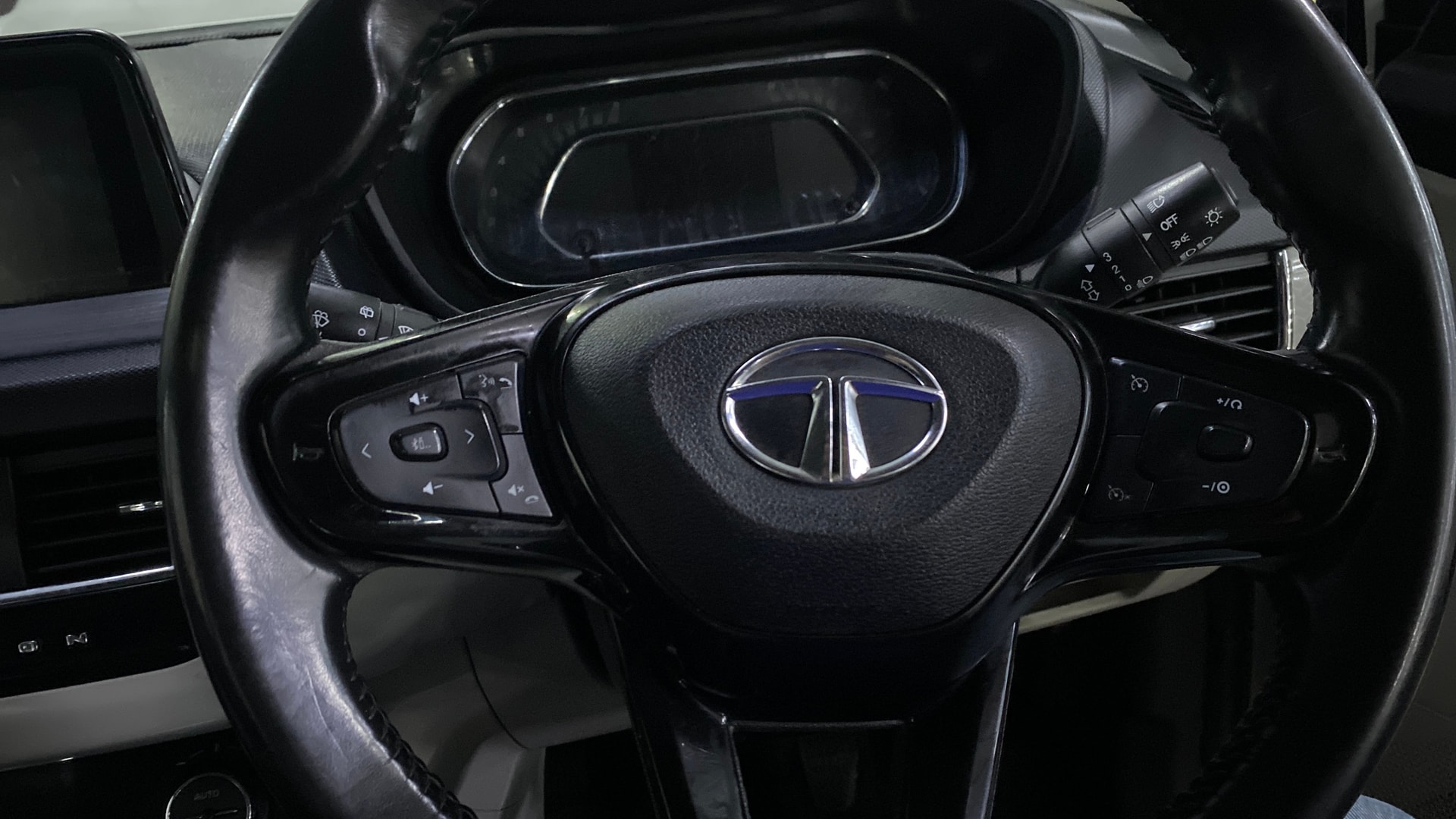 View 2021 Tata Nexon Revotron XE Image 3 Used 2021 Tata Nexon Revotron XE Image 3