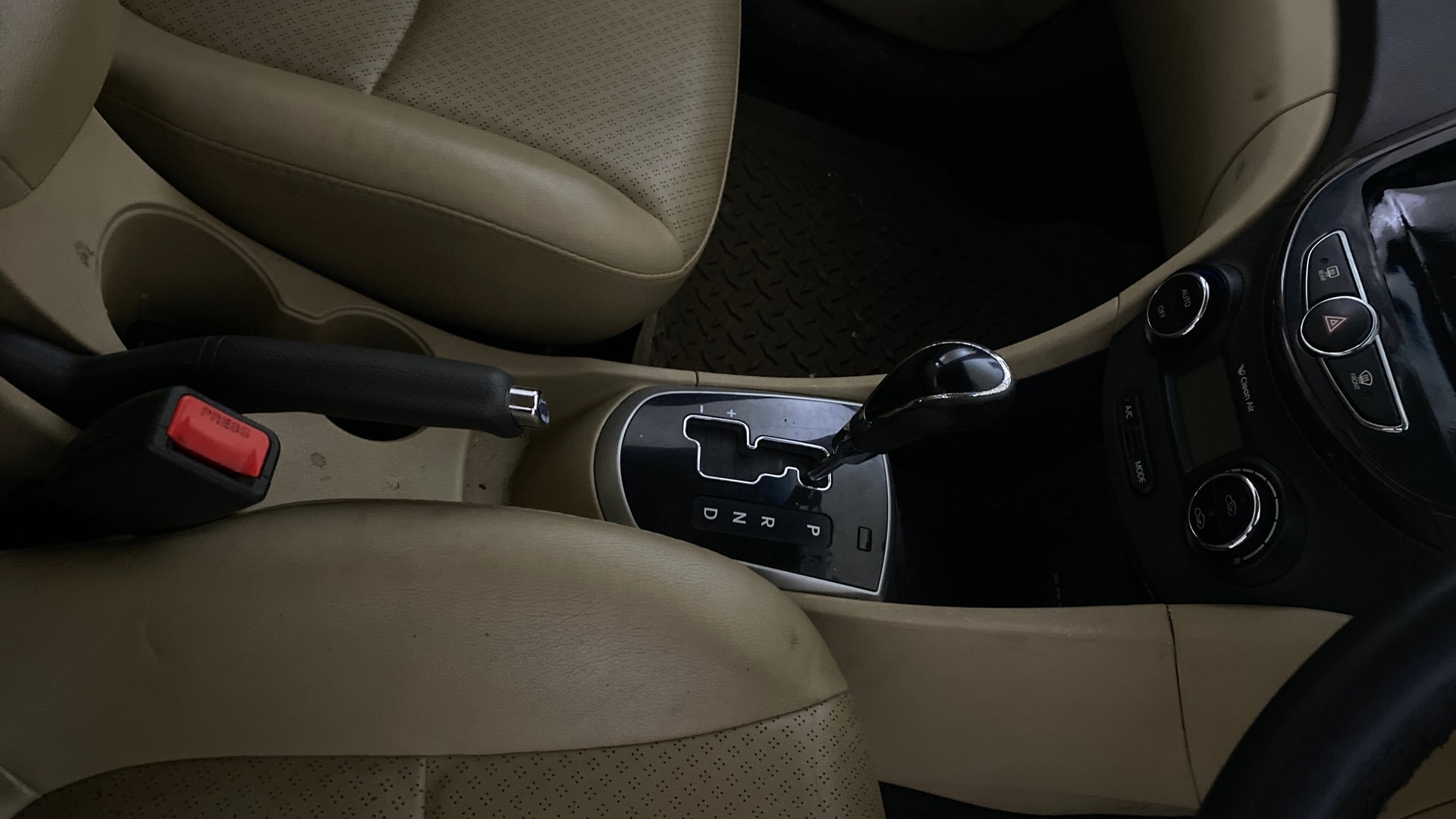 View 2013 Hyundai Fluidic Verna 1.6 VTVT SX AT Image 39 Used 2013 Hyundai Fluidic Verna 1.6 VTVT SX AT Image 39