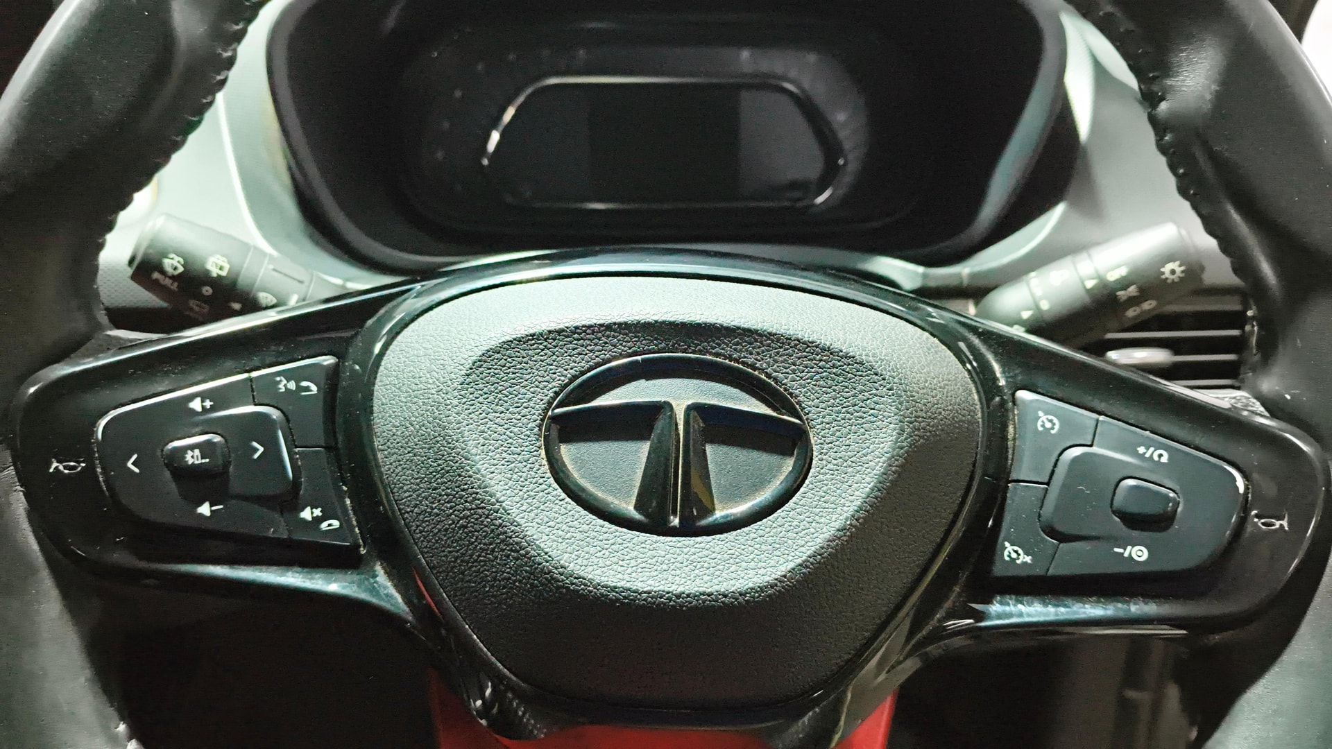View 2023 Tata Nexon Revotron XE Image 3 Used 2023 Tata Nexon Revotron XE Image 3