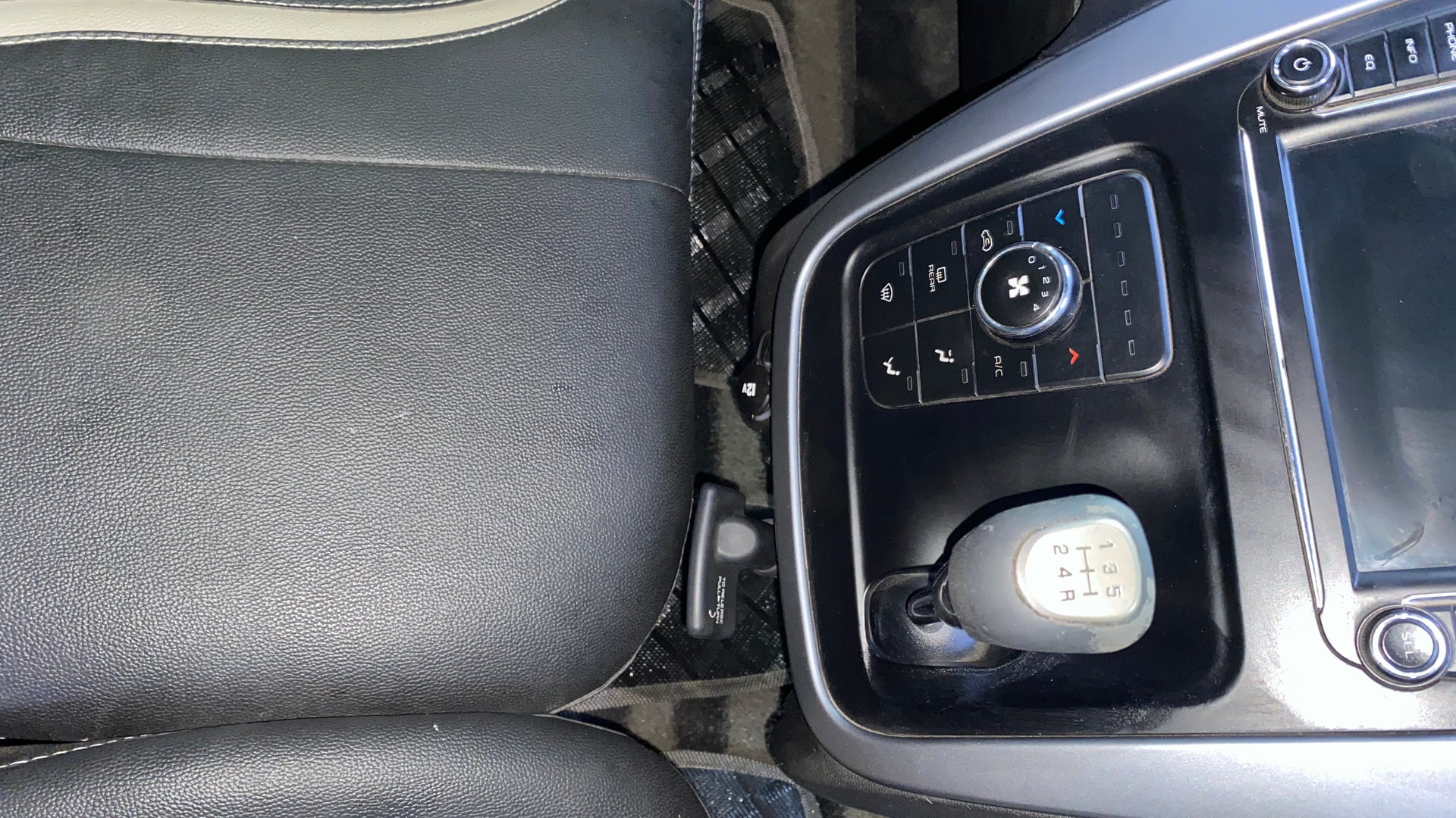 View 2018 Mahindra KUV100 K2 Petrol BS IV Image 37 Used 2018 Mahindra KUV100 K2 Petrol BS IV Image 37