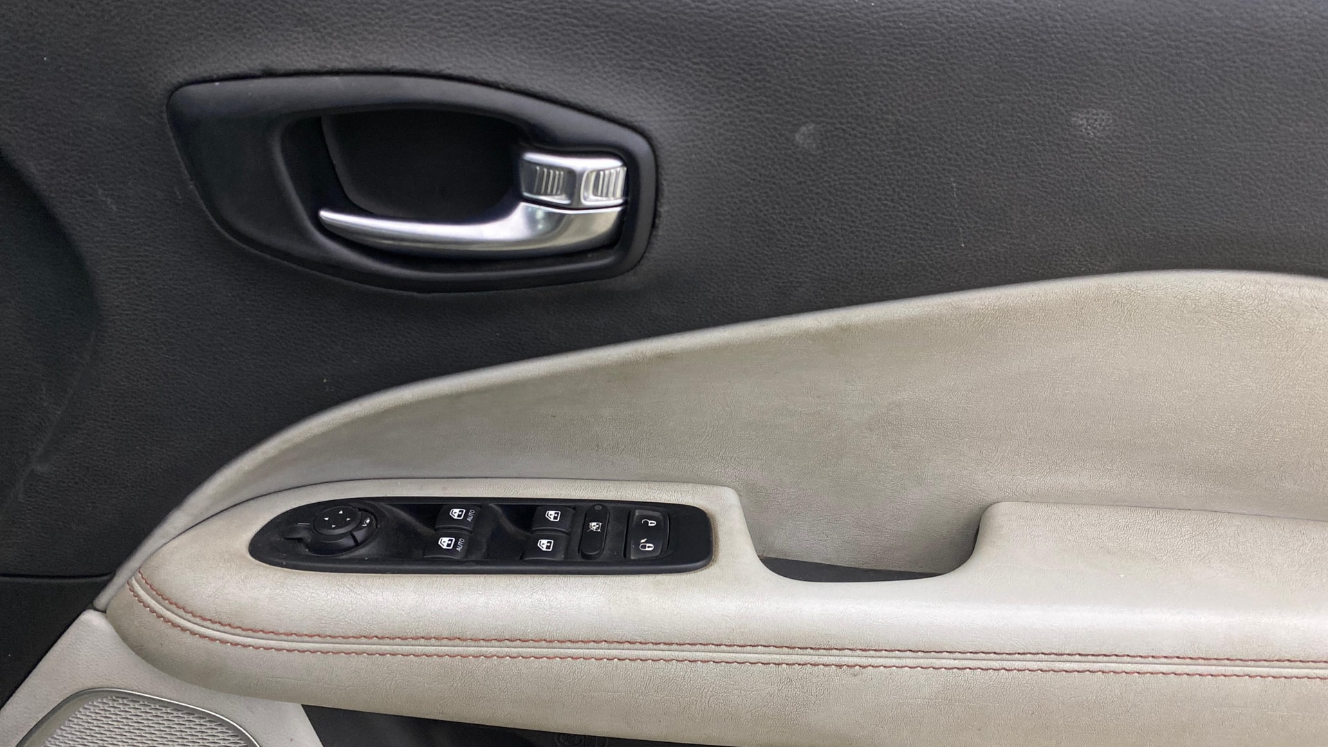 View 2019 Jeep Compass Limited 1.4 Multi AIR Petrol DDCT AT BS IV Image 33 Used 2019 Jeep Compass Limited 1.4 Multi AIR Petrol DDCT AT BS IV Image 33