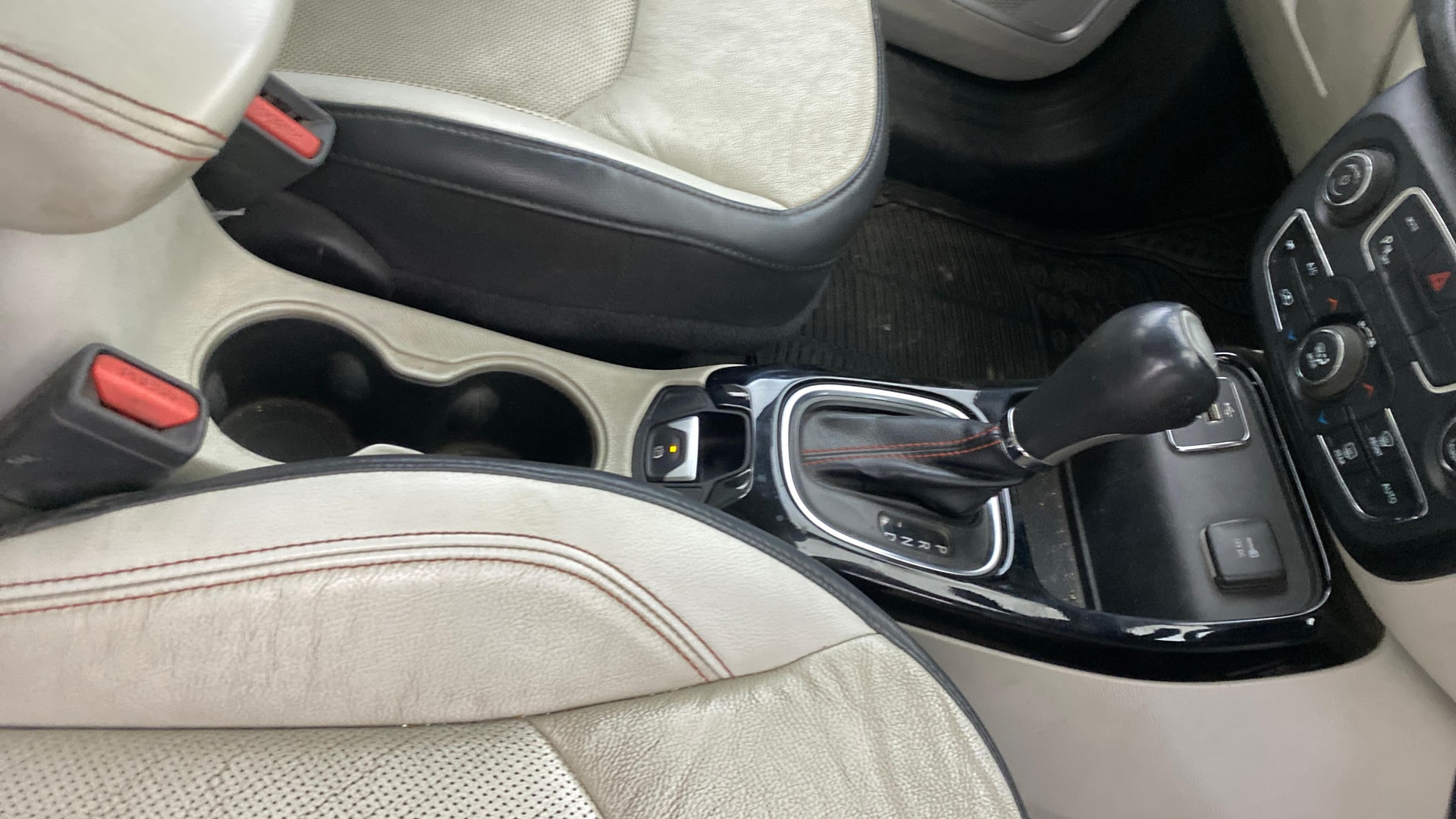 View 2019 Jeep Compass Limited 1.4 Multi AIR Petrol DDCT AT BS IV Image 39 Used 2019 Jeep Compass Limited 1.4 Multi AIR Petrol DDCT AT BS IV Image 39