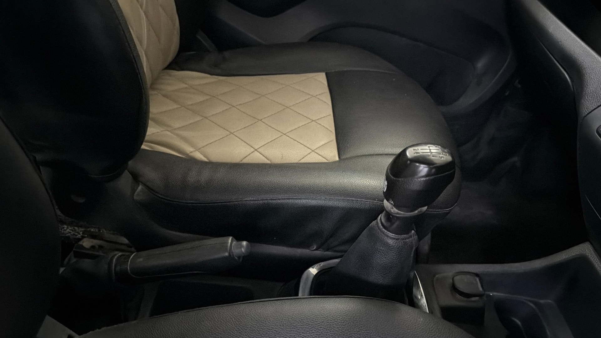 View 2017 Renault Kwid RXT 1.0 Image 37 Used 2017 Renault Kwid RXT 1.0 Image 37