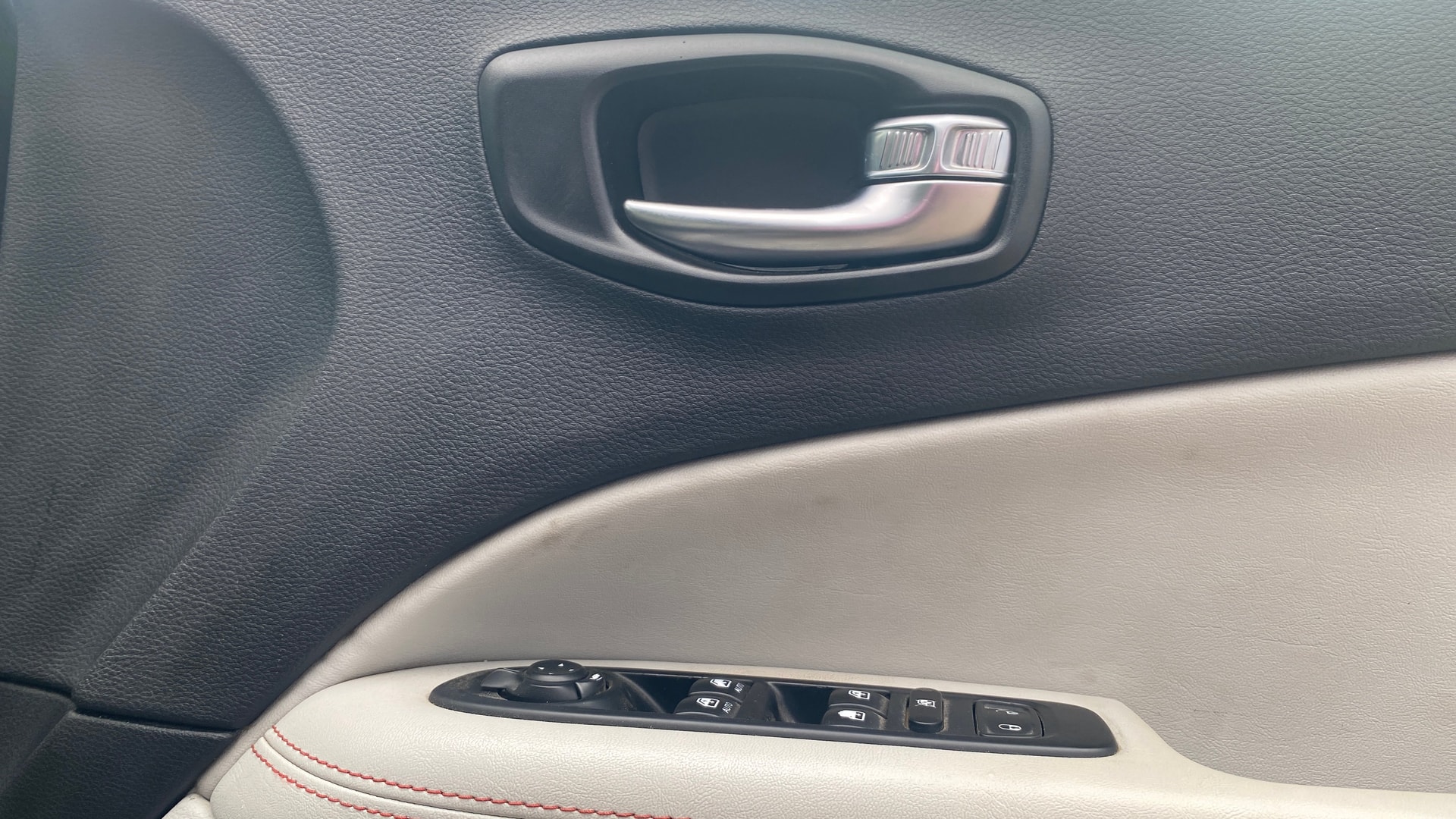View 2018 Jeep Compass Limited 1.4 Multi AIR Petrol DDCT AT BS IV Image 33 Used 2018 Jeep Compass Limited 1.4 Multi AIR Petrol DDCT AT BS IV Image 33