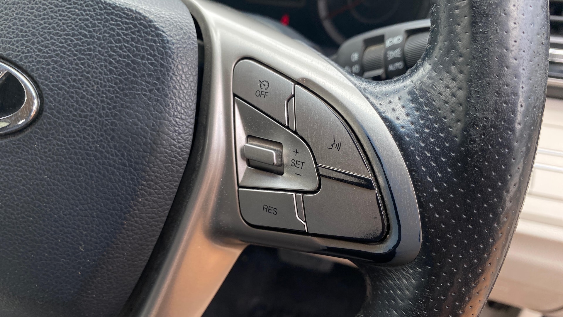 View 2019 Mahindra XUV300 W4 Petrol BS IV Image 3 Used 2019 Mahindra XUV300 W4 Petrol BS IV Image 3