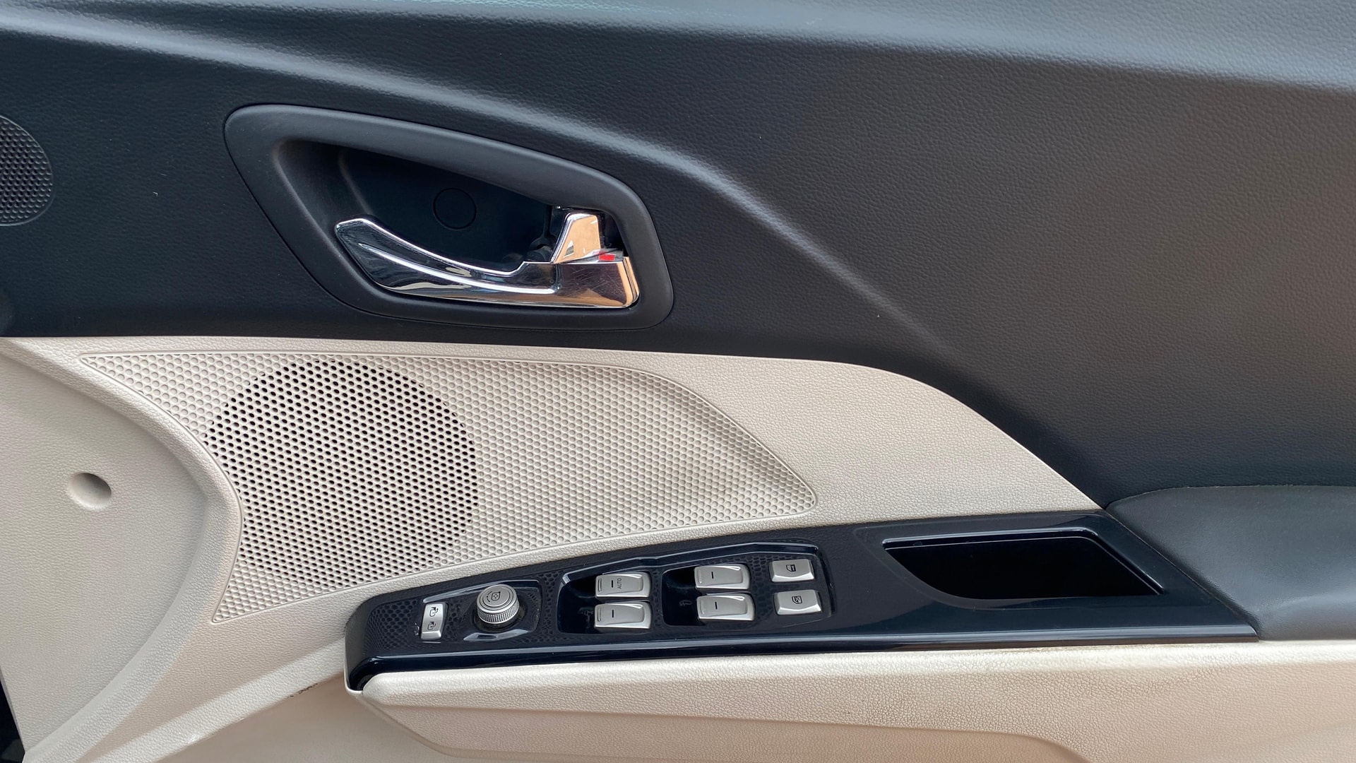 View 2019 Mahindra XUV300 W4 Petrol BS IV Image 34 Used 2019 Mahindra XUV300 W4 Petrol BS IV Image 34