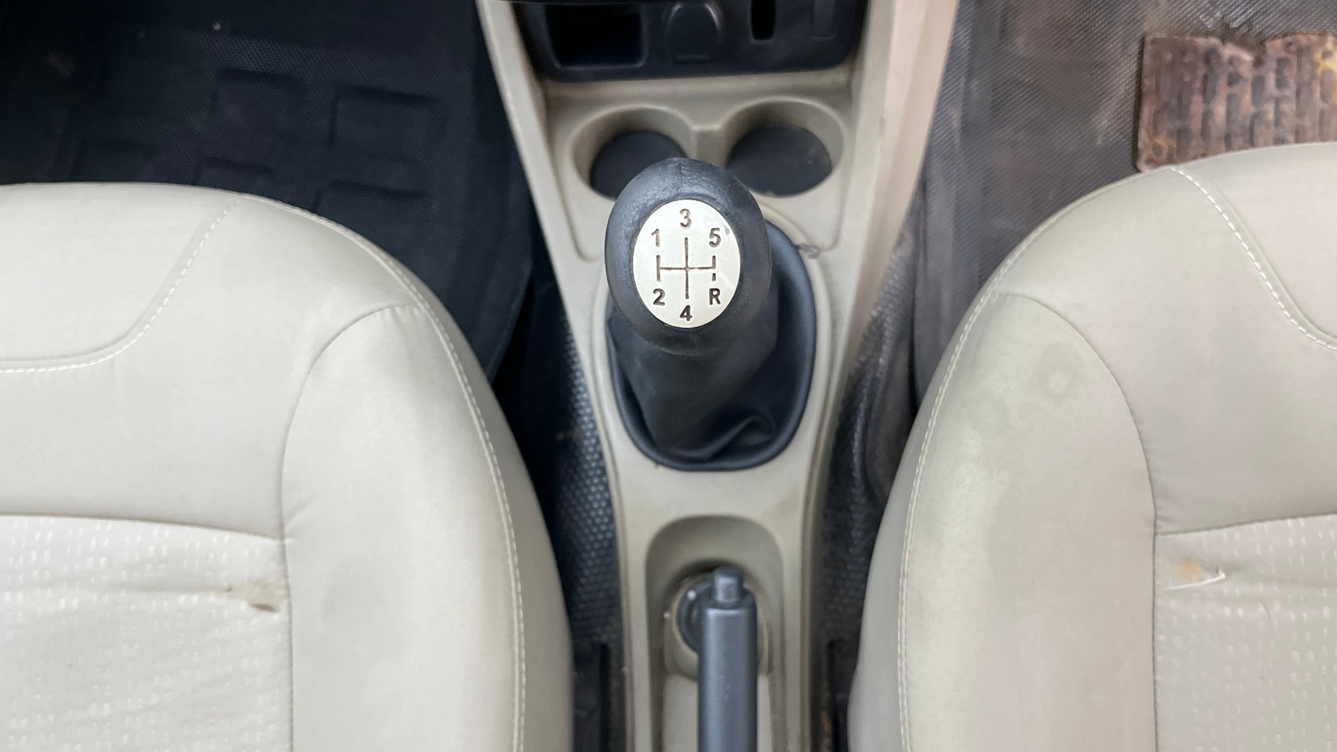 View 2015 Nissan Terrano XL D (O) Image 38 Used 2015 Nissan Terrano XL D (O) Image 38