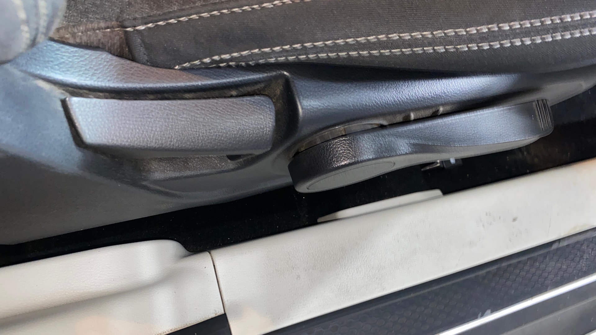View 2024 Mahindra XUV 3XO AX5 1.2 L TCMPFi AT Image 11 Used 2024 Mahindra XUV 3XO AX5 1.2 L TCMPFi AT Image 11