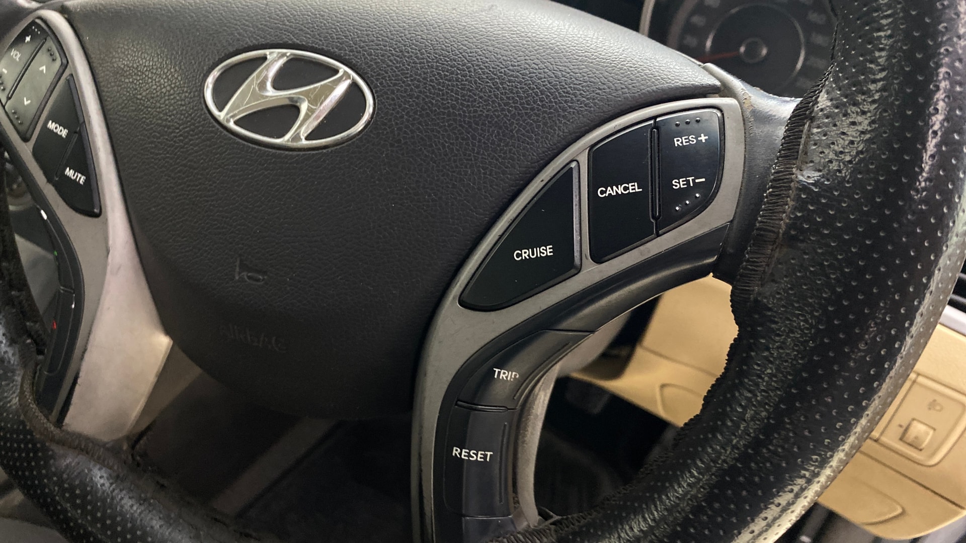 View 2013 Hyundai Elantra 1.6 CRDi S Image 3 Used 2013 Hyundai Elantra 1.6 CRDi S Image 3