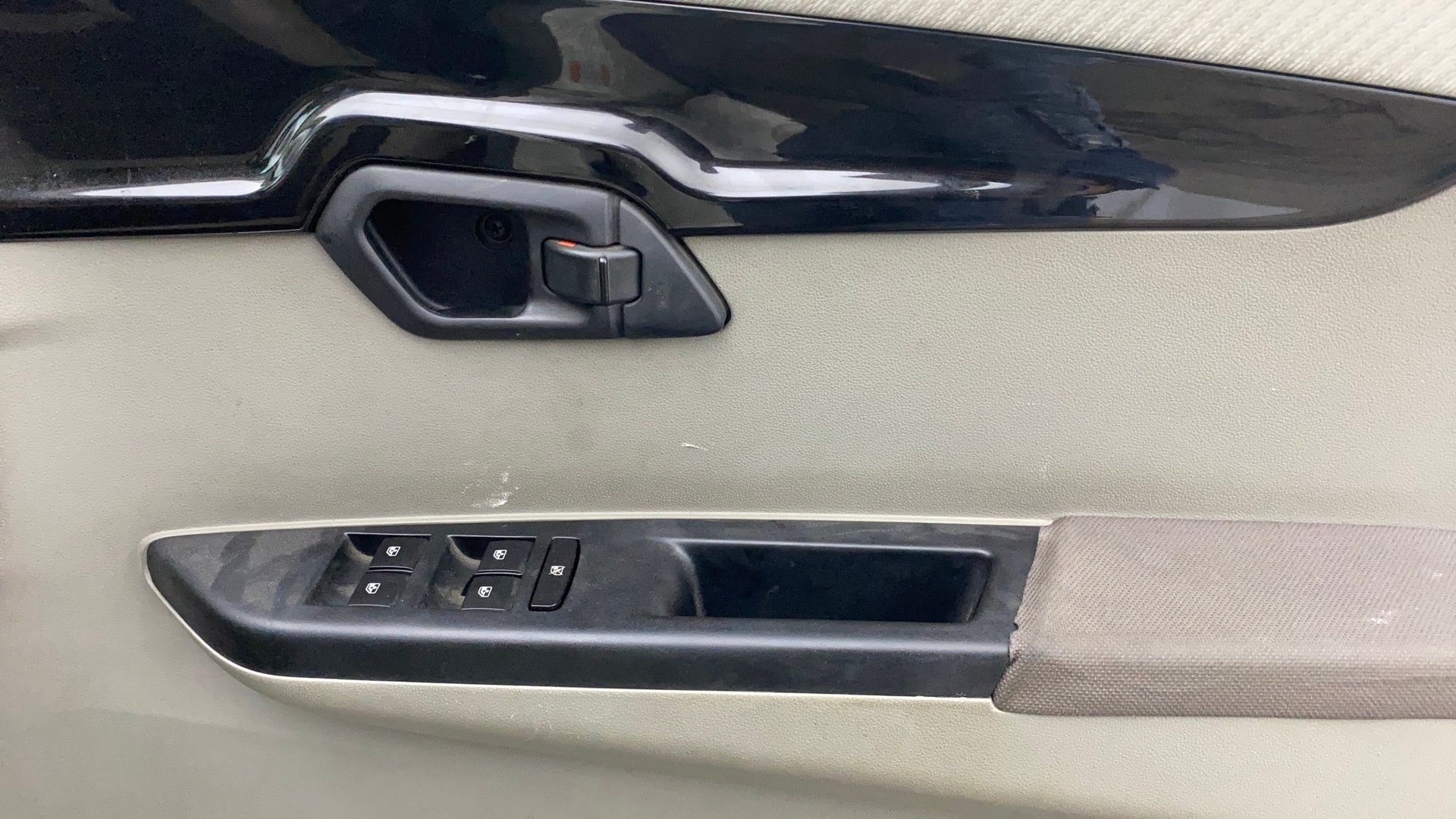 View 2016 Mahindra KUV100 K8 Petrol 5 Seater BS IV Image 32 Used 2016 Mahindra KUV100 K8 Petrol 5 Seater BS IV Image 32