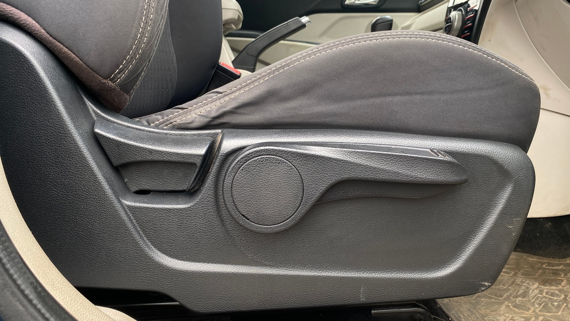 View 2019 Mahindra XUV300 W4 Petrol BS IV Image 18 Used 2019 Mahindra XUV300 W4 Petrol BS IV Image 18