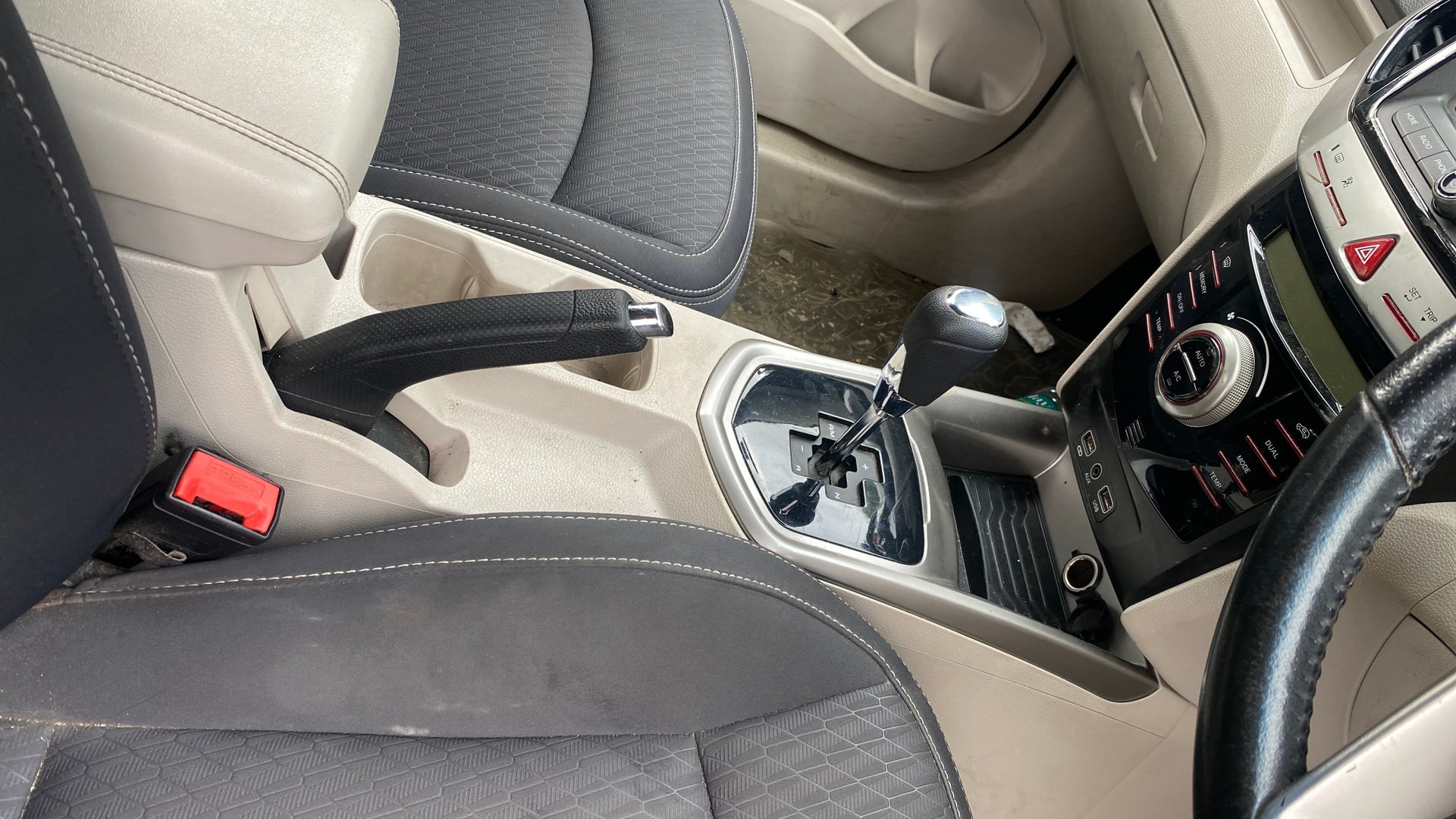 View 2019 Mahindra XUV300 W4 Petrol BS IV Image 39 Used 2019 Mahindra XUV300 W4 Petrol BS IV Image 39