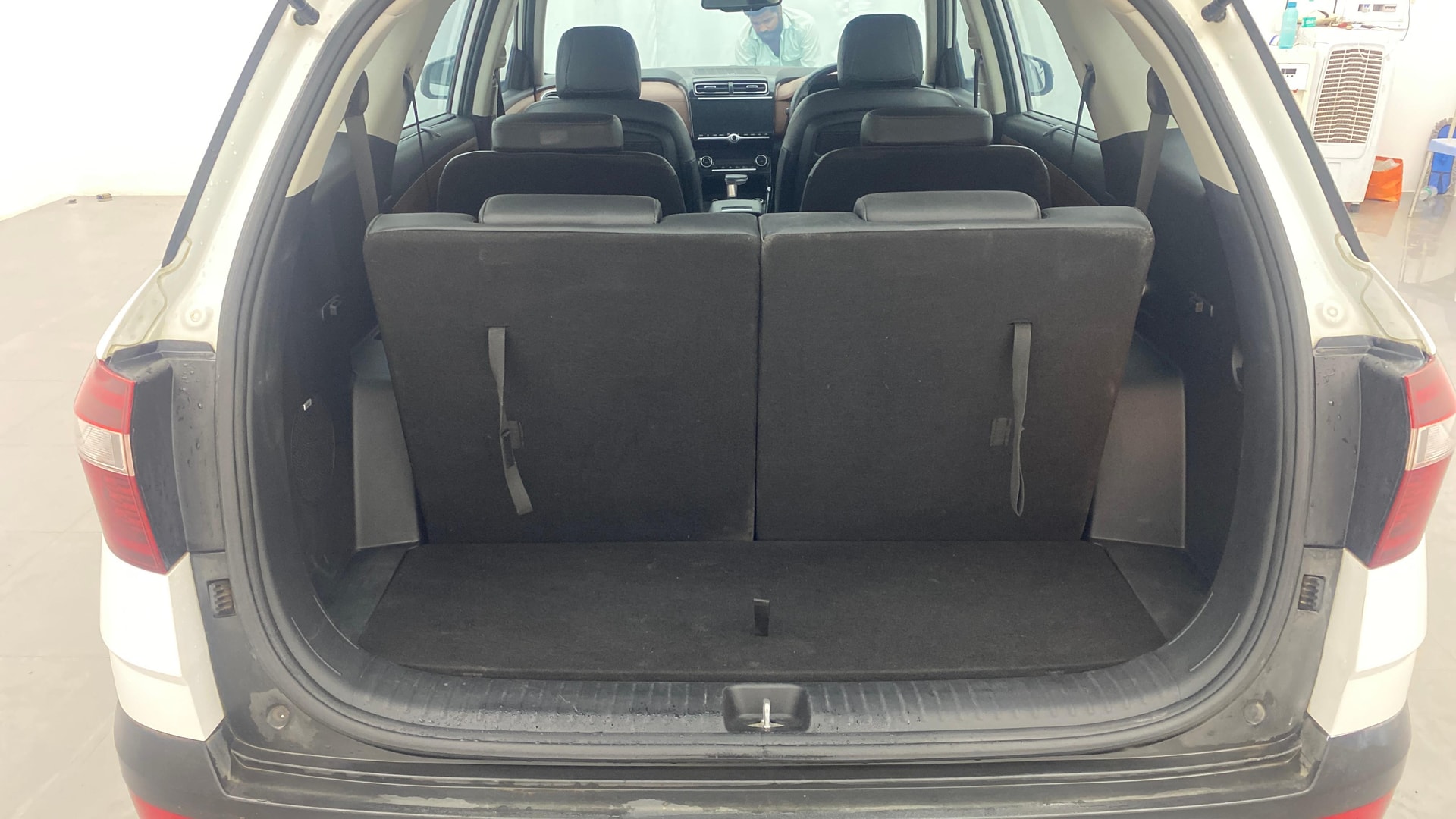 View 2023 Hyundai Alcazar Prestige 6 Seater MT Petrol Image 7 Used 2023 Hyundai Alcazar Prestige 6 Seater MT Petrol Image 7