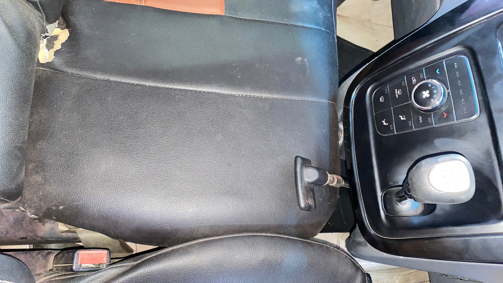 View 2020 Mahindra KUV100 K2 Petrol BS IV Image 38 Used 2020 Mahindra KUV100 K2 Petrol BS IV Image 38
