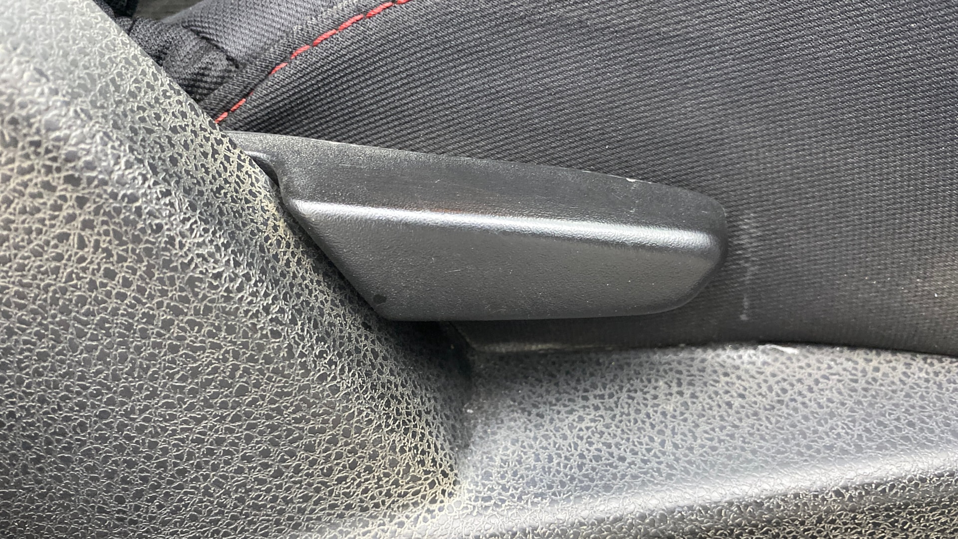 View 2017 Renault Duster Petrol RxS CVT Petrol Image 11 Used 2017 Renault Duster Petrol RxS CVT Petrol Image 11
