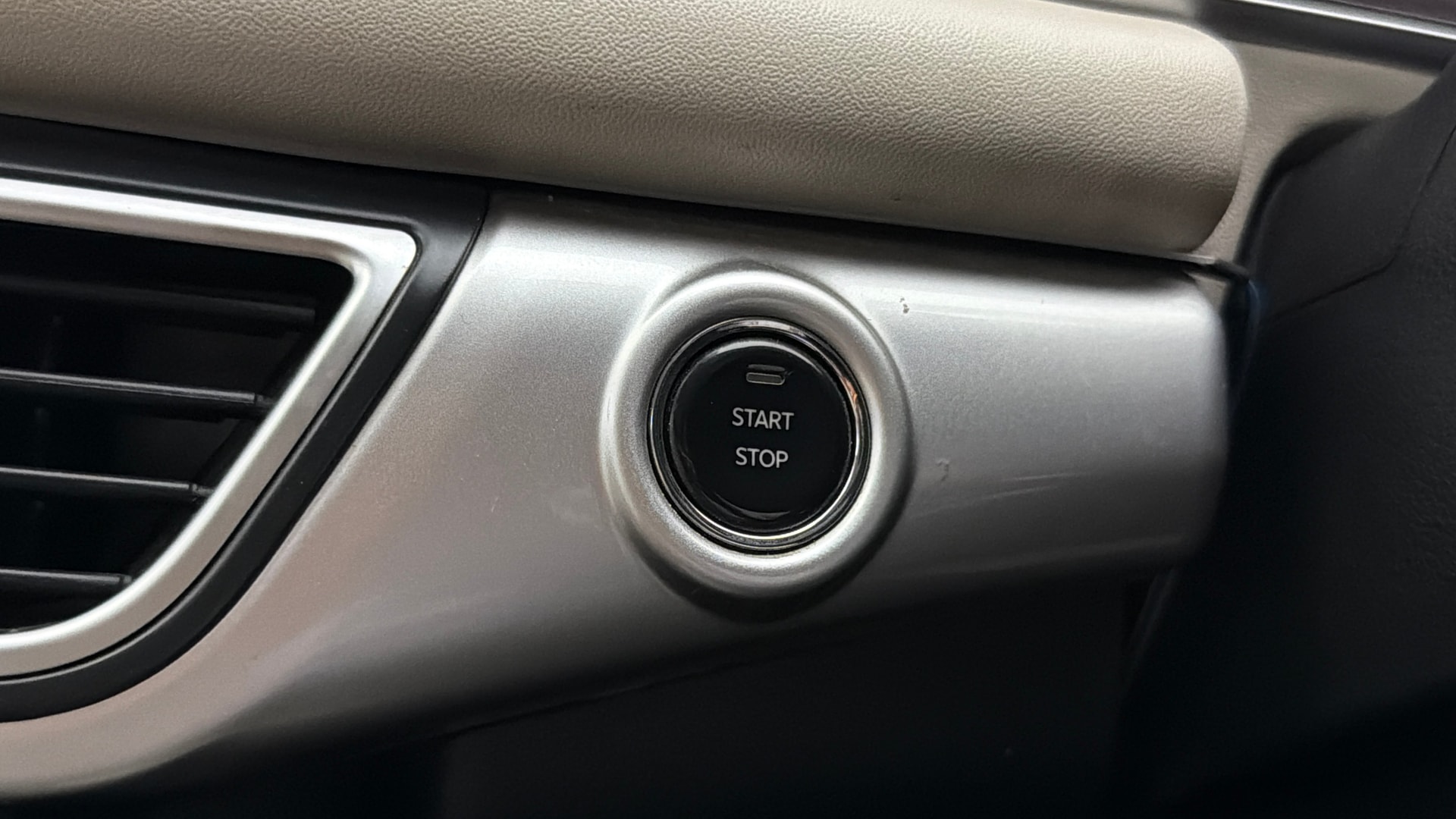 View 2022 Mahindra XUV700 MX Petrol 5 STR Image 35 Used 2022 Mahindra XUV700 MX Petrol 5 STR Image 35
