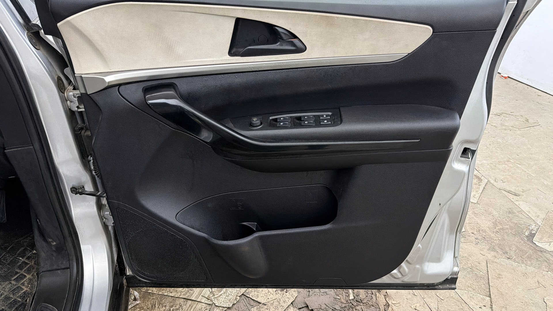 View 2022 Mahindra XUV700 MX Petrol 5 STR Image 34 Used 2022 Mahindra XUV700 MX Petrol 5 STR Image 34
