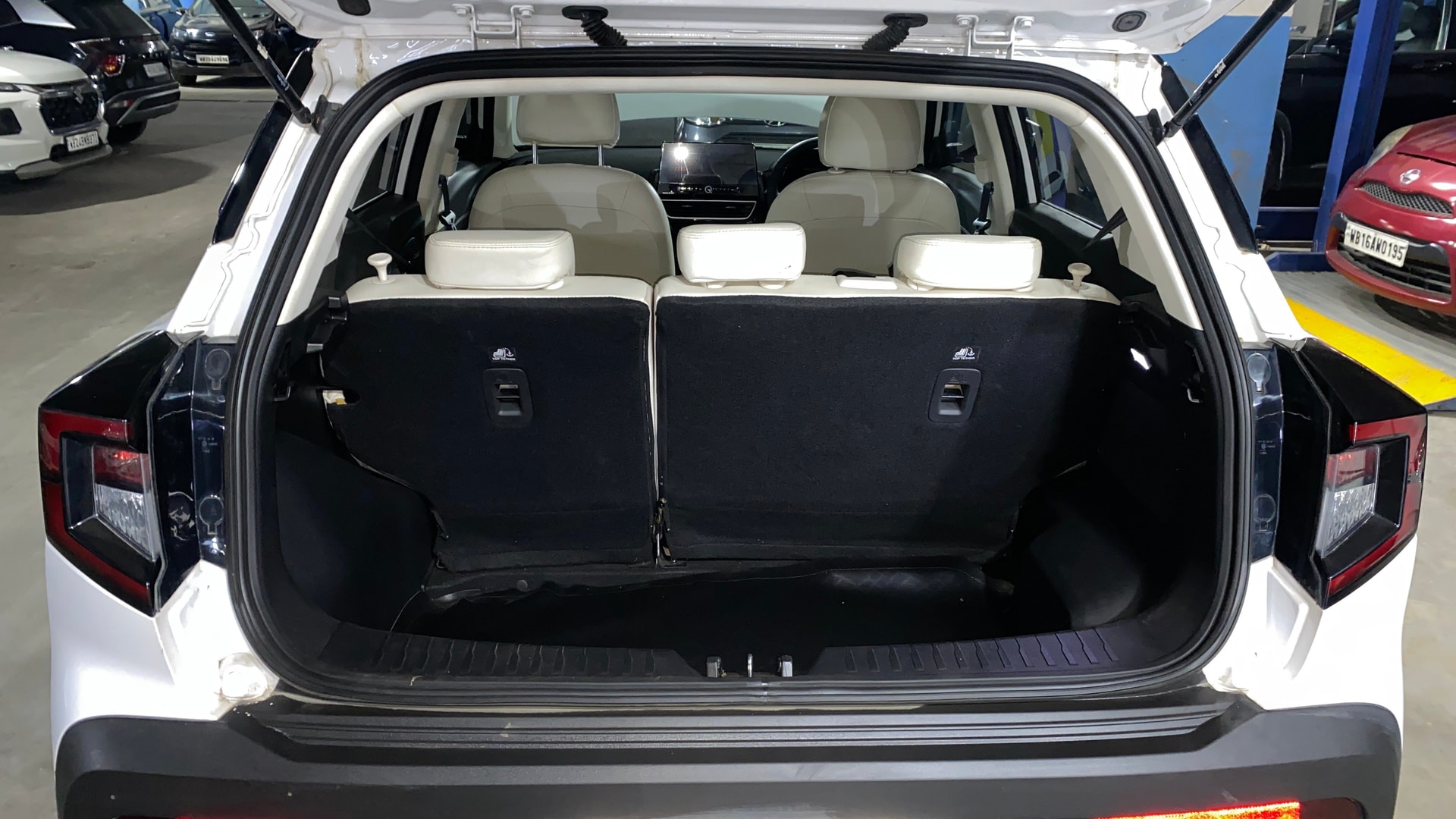 View 2025 Mahindra XUV 3XO AX7 1.2 TGDi AT Image 7 Used 2025 Mahindra XUV 3XO AX7 1.2 TGDi AT Image 7