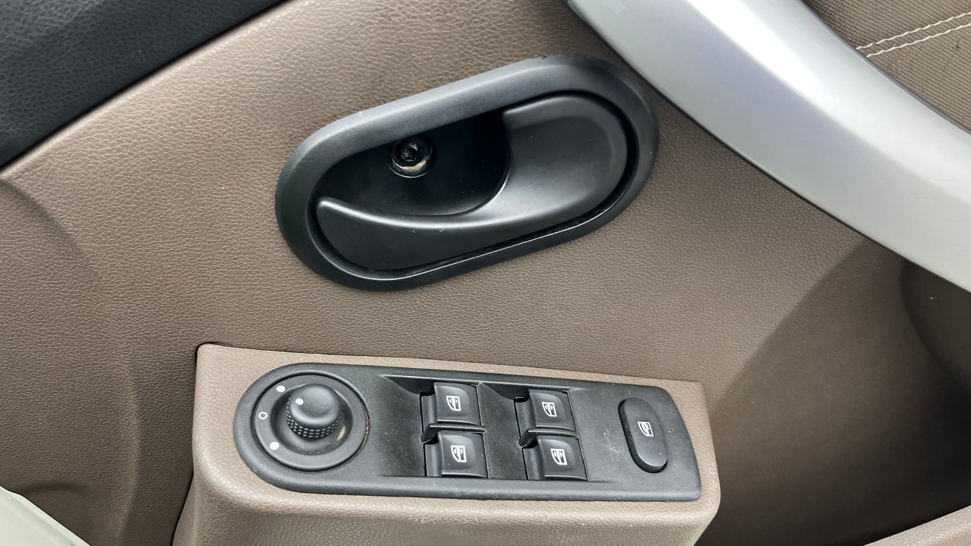 View 2019 Renault Duster Petrol RxS CVT Petrol Image 33 Used 2019 Renault Duster Petrol RxS CVT Petrol Image 33