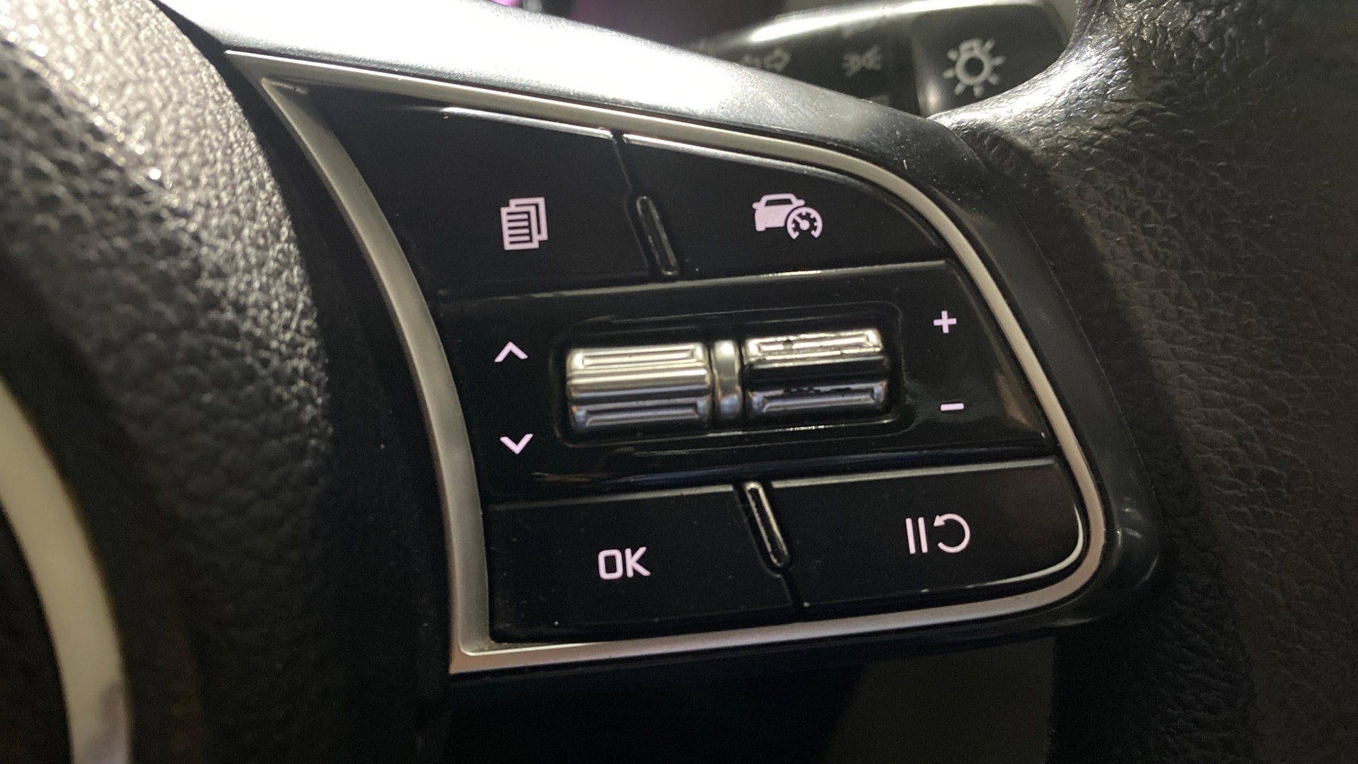 View 2023 Kia Carens Prestige 1.5 Petrol 7 STR Image 3 Used 2023 Kia Carens Prestige 1.5 Petrol 7 STR Image 3