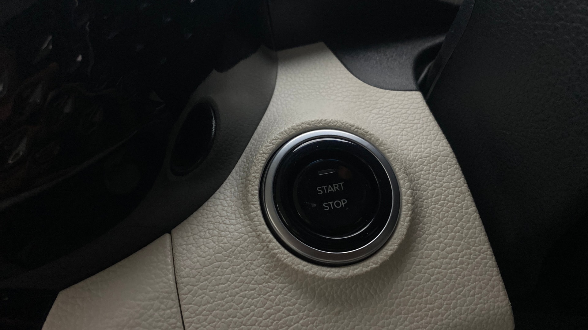 View 2025 Mahindra XUV 3XO AX5 1.2 L TCMPFi AT Image 41 Used 2025 Mahindra XUV 3XO AX5 1.2 L TCMPFi AT Image 41