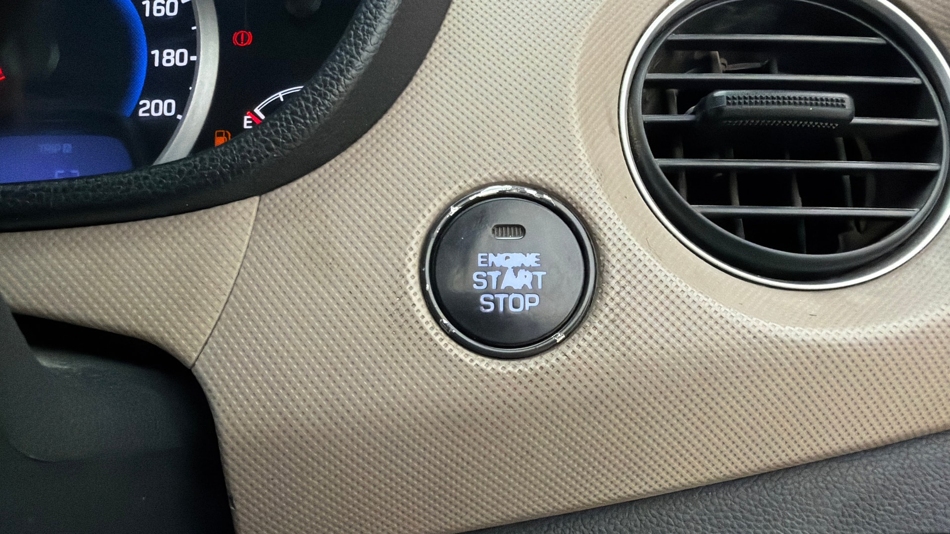 View 2015 Hyundai Grand i10 Sportz 1.2 Kappa Image 37 Used 2015 Hyundai Grand i10 Sportz 1.2 Kappa Image 37