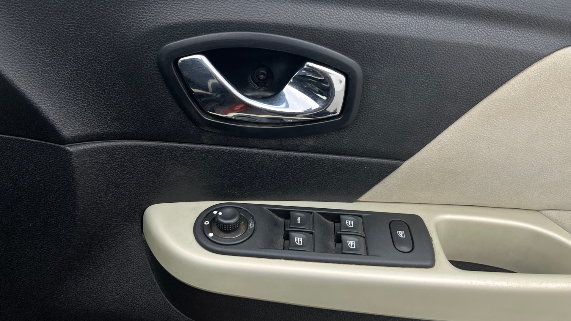 View 2017 Renault Captur Platine Mono Diesel Image 39 Used 2017 Renault Captur Platine Mono Diesel Image 39