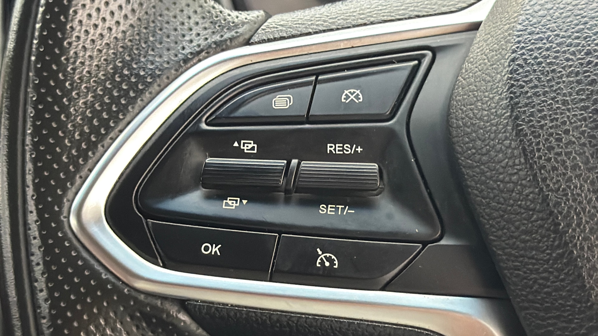 View 2023 MG Hector Plus Sharp Pro 7 Seater Diesel Image 3 Used 2023 MG Hector Plus Sharp Pro 7 Seater Diesel Image 3
