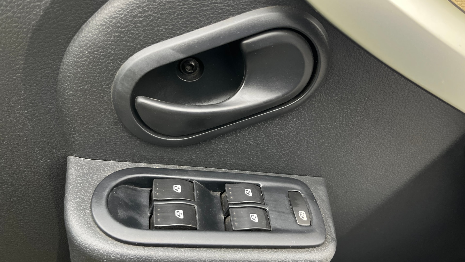 View 2013 Renault Duster Diesel 85PS STD Image 32 Used 2013 Renault Duster Diesel 85PS STD Image 32