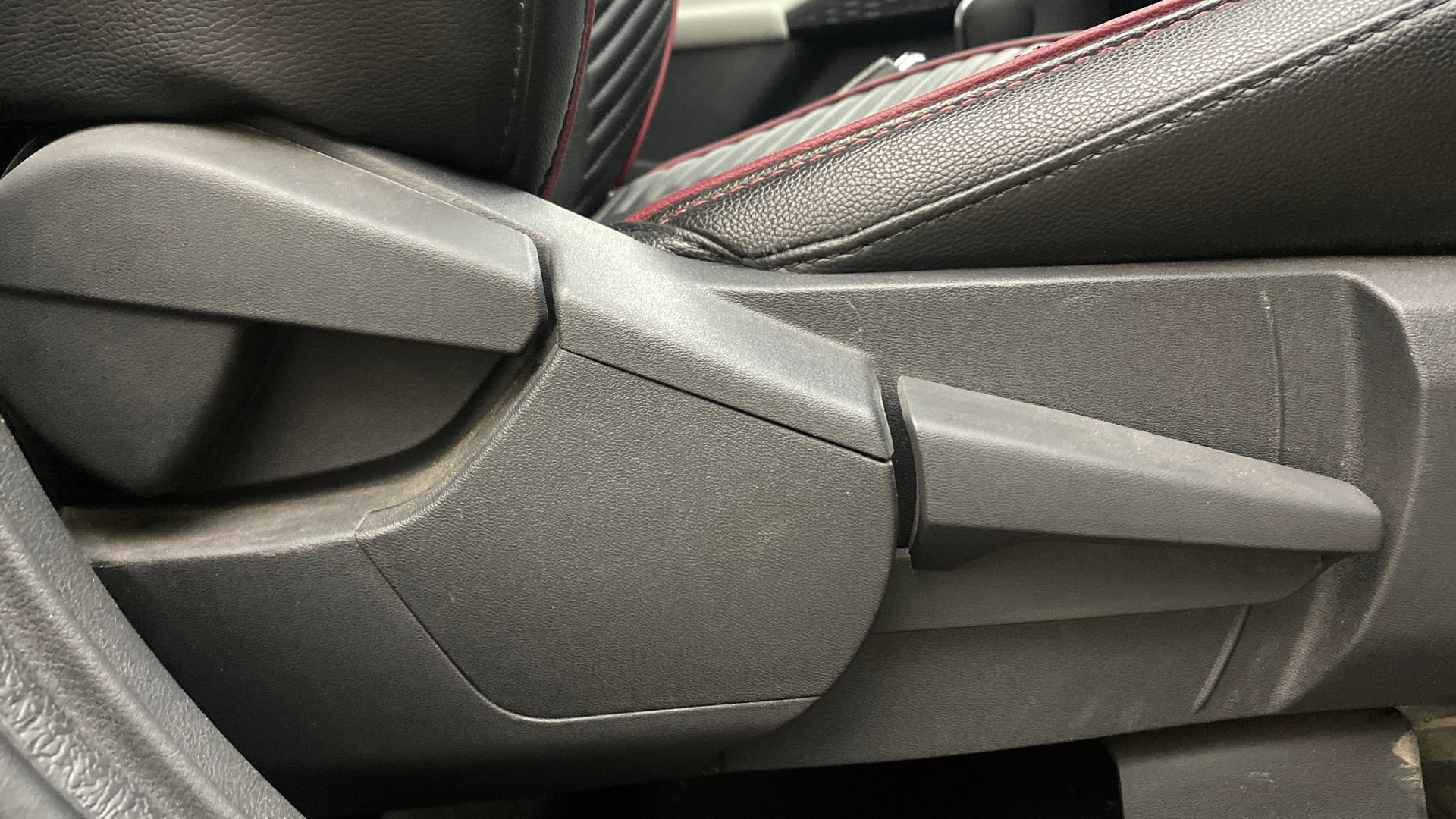 View 2025 Nissan Magnite Tekna B4D 1.0 Petrol AMT Image 19 Used 2025 Nissan Magnite Tekna B4D 1.0 Petrol AMT Image 19