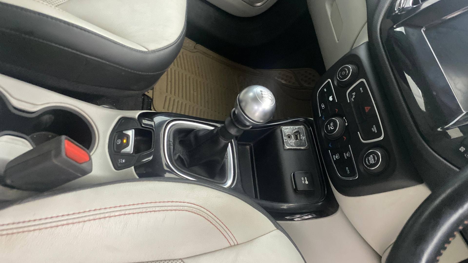 View 2017 Jeep Compass Limited 4X4 2.0 Diesel BS IV Image 39 Used 2017 Jeep Compass Limited 4X4 2.0 Diesel BS IV Image 39