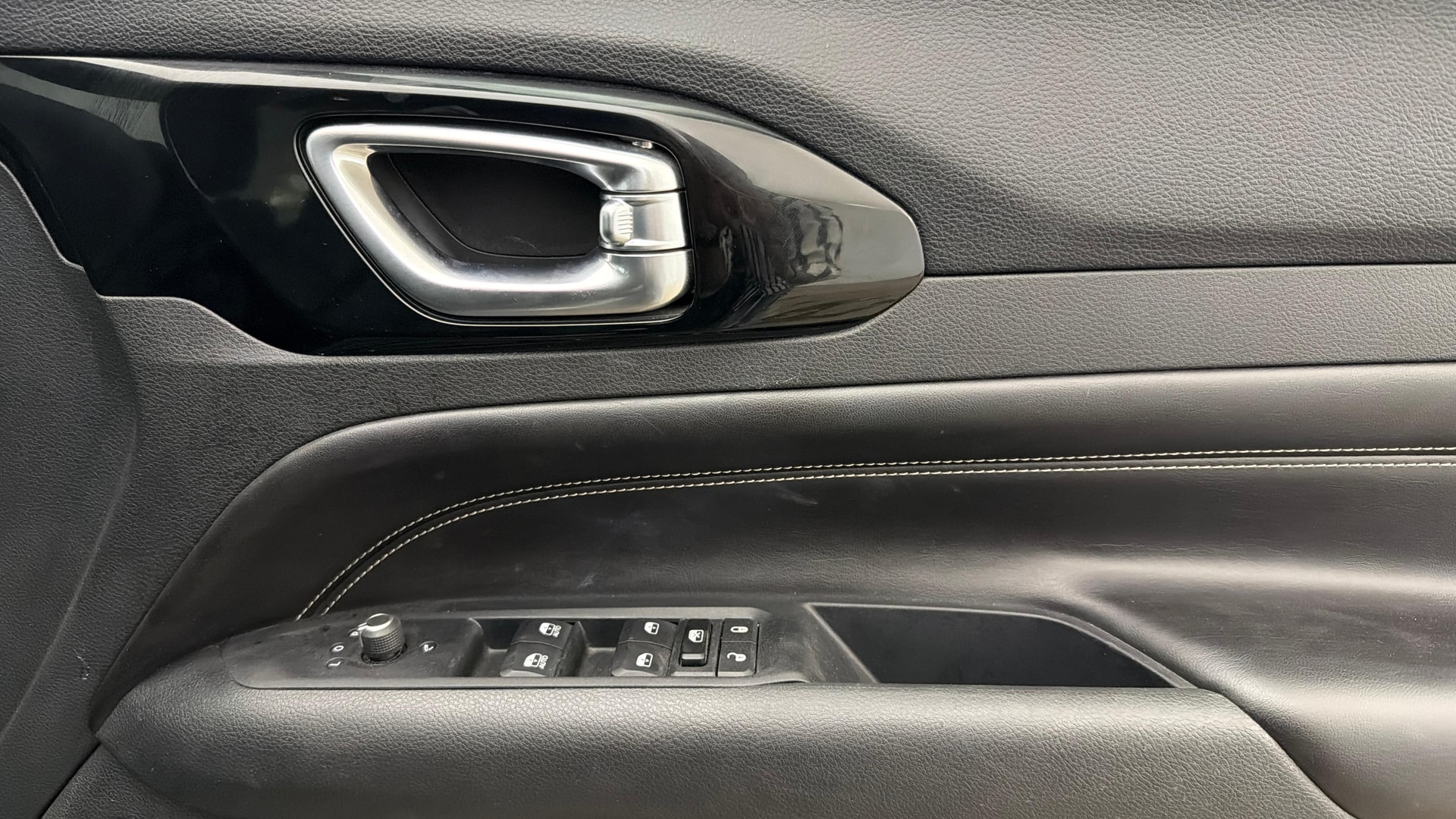 View 2022 Jeep Compass Night Eagle Edition 1.4 Petrol (O) DDCT Image 39 Used 2022 Jeep Compass Night Eagle Edition 1.4 Petrol (O) DDCT Image 39