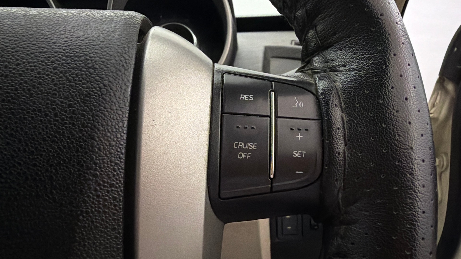 View 2018 Mahindra XUV500 W4 BS4 1.99 litre Image 3 Used 2018 Mahindra XUV500 W4 BS4 1.99 litre Image 3