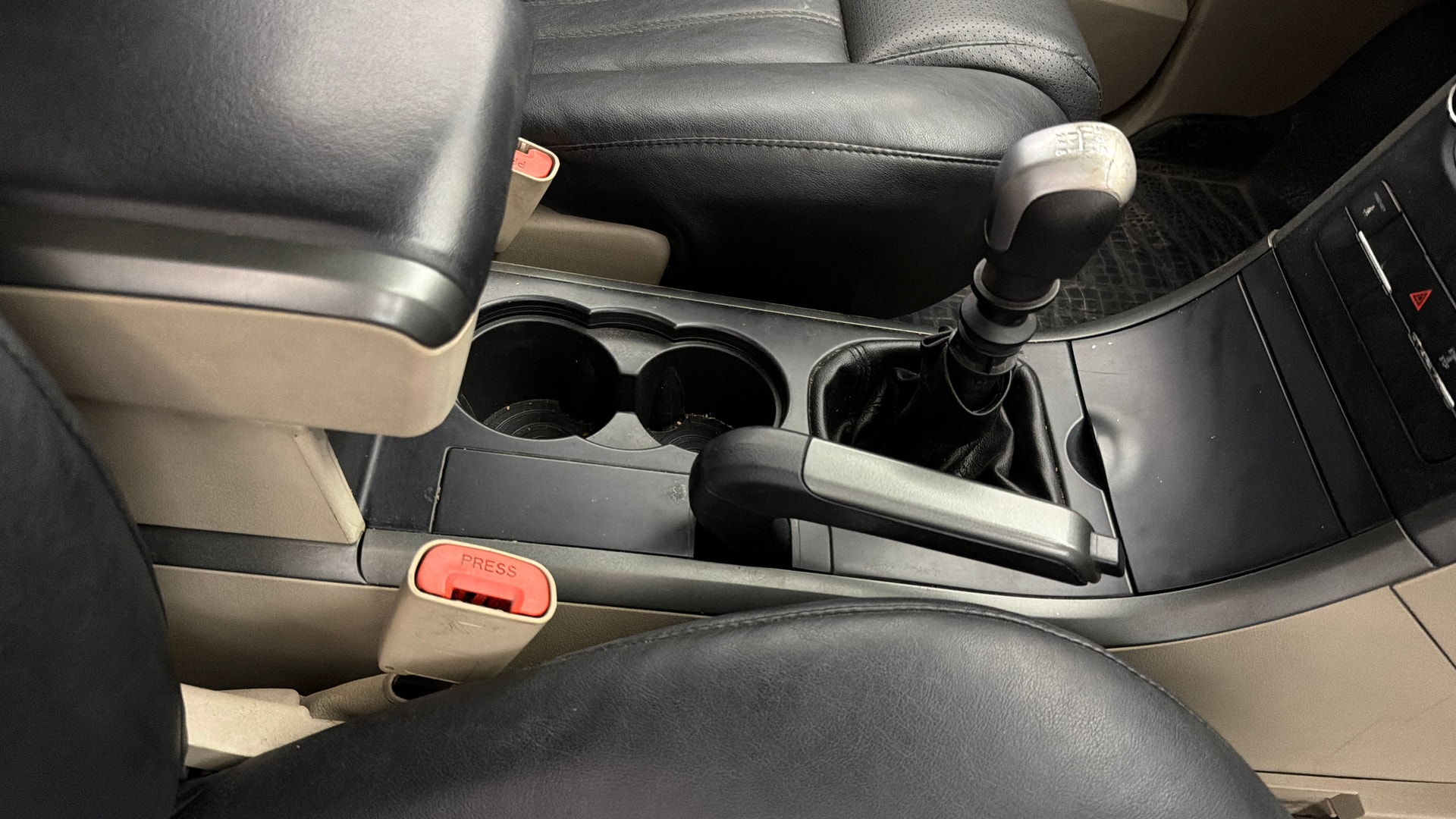 View 2018 Mahindra XUV500 W4 BS4 1.99 litre Image 40 Used 2018 Mahindra XUV500 W4 BS4 1.99 litre Image 40