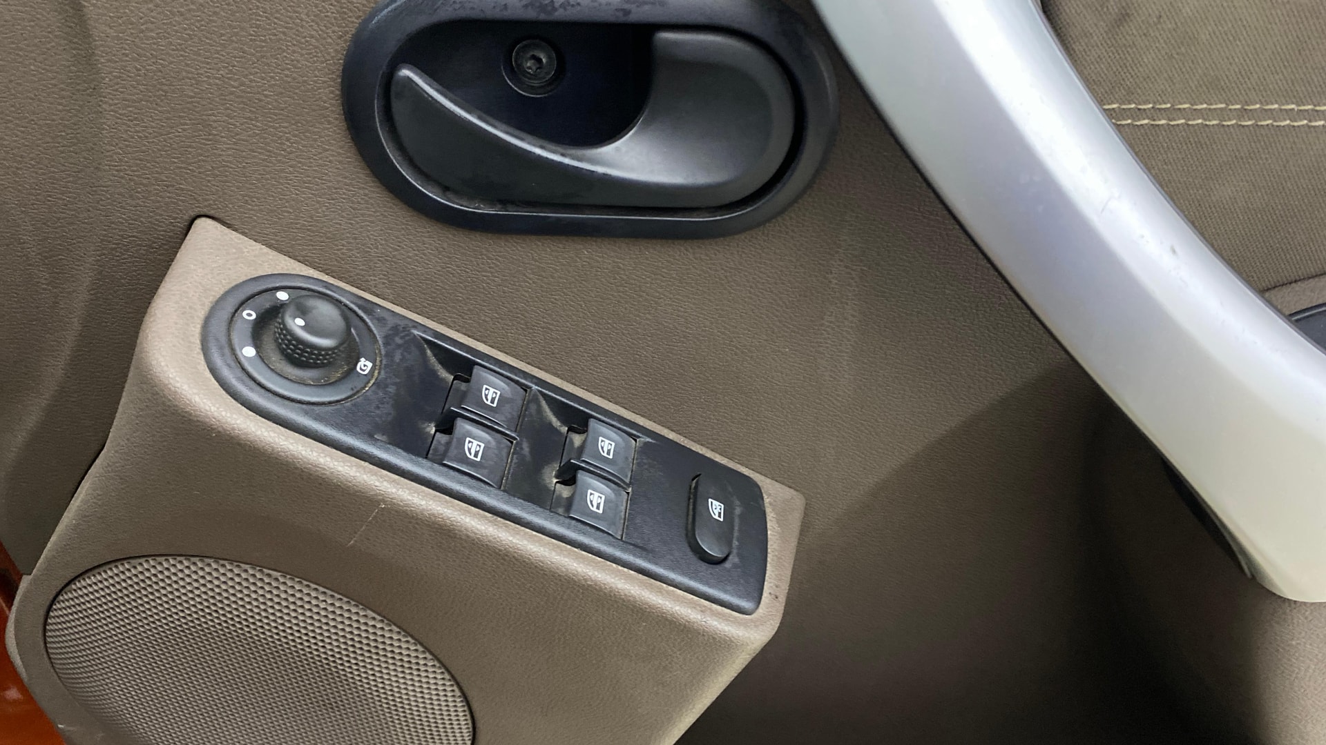 View 2016 Renault Duster Petrol RXL Image 33 Used 2016 Renault Duster Petrol RXL Image 33