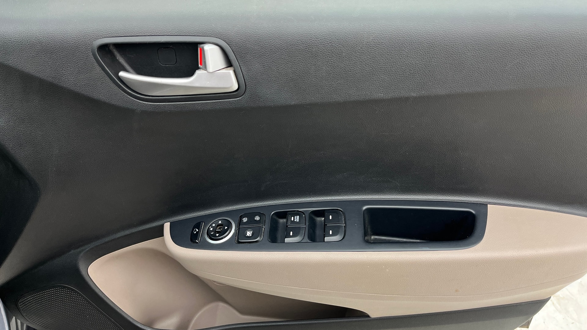 View 2016 Hyundai Grand i10 Sportz 1.2 Kappa Image 33 Used 2016 Hyundai Grand i10 Sportz 1.2 Kappa Image 33