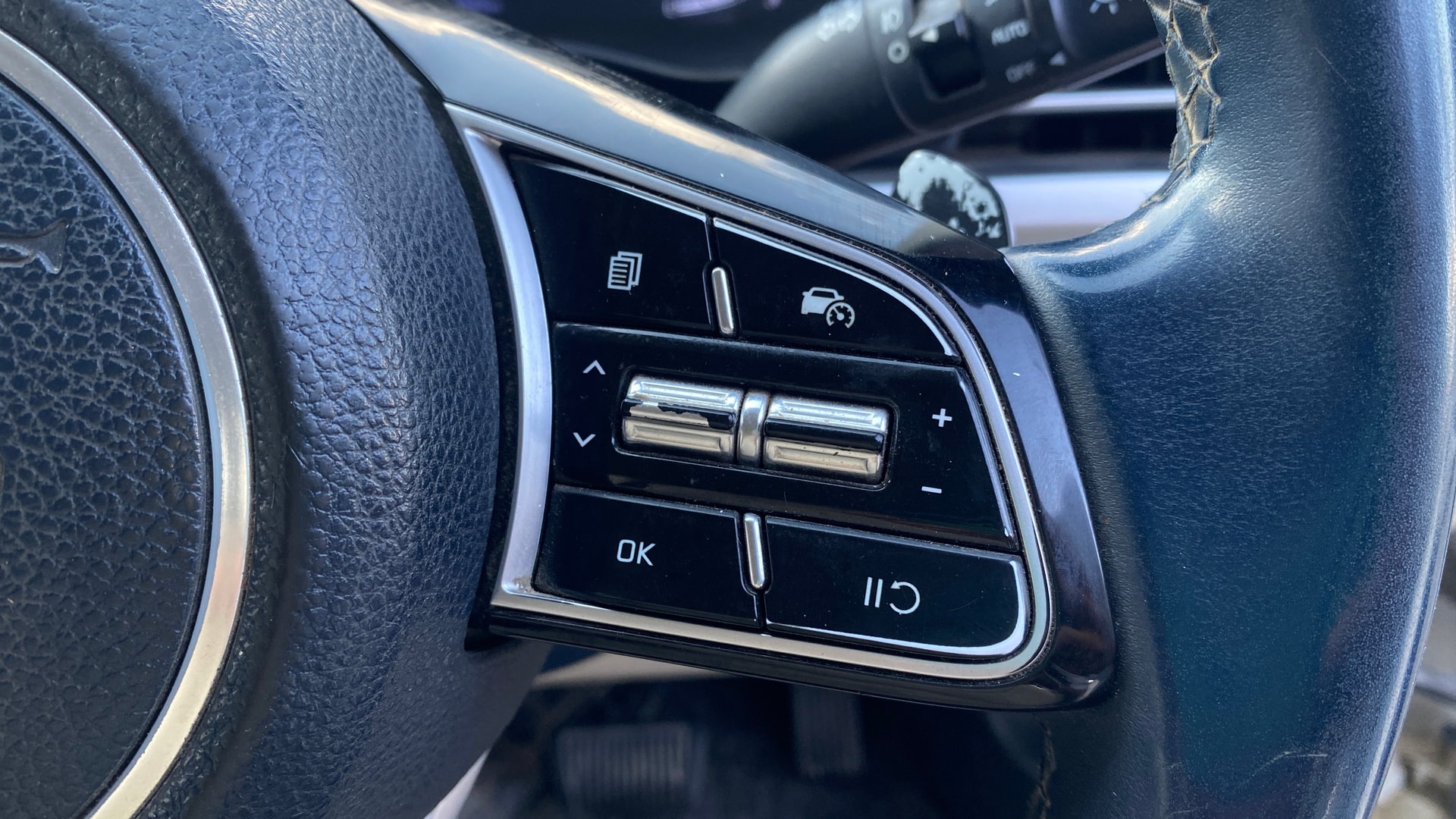 View 2022 Kia Carens Luxury Plus 1.5 AT Diesel 6 STR Image 3 Used 2022 Kia Carens Luxury Plus 1.5 AT Diesel 6 STR Image 3