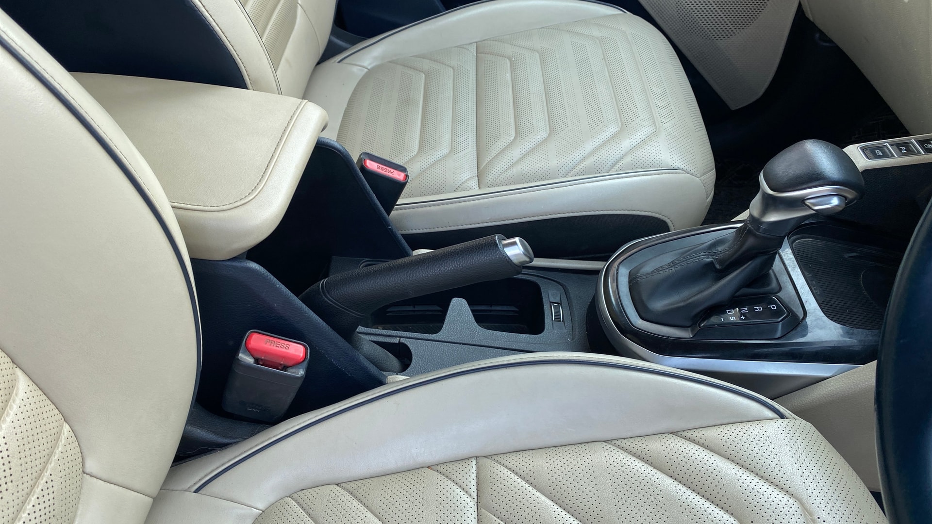View 2022 Kia Carens Luxury Plus 1.5 AT Diesel 6 STR Image 44 Used 2022 Kia Carens Luxury Plus 1.5 AT Diesel 6 STR Image 44