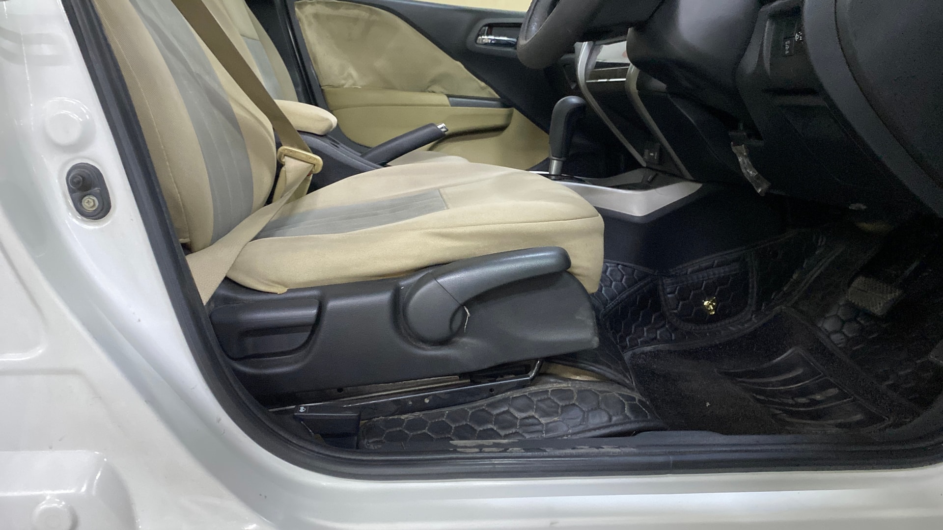View 2017 Honda City ZX MT Diesel Anniversary Edition Image 11 Used 2017 Honda City ZX MT Diesel Anniversary Edition Image 11