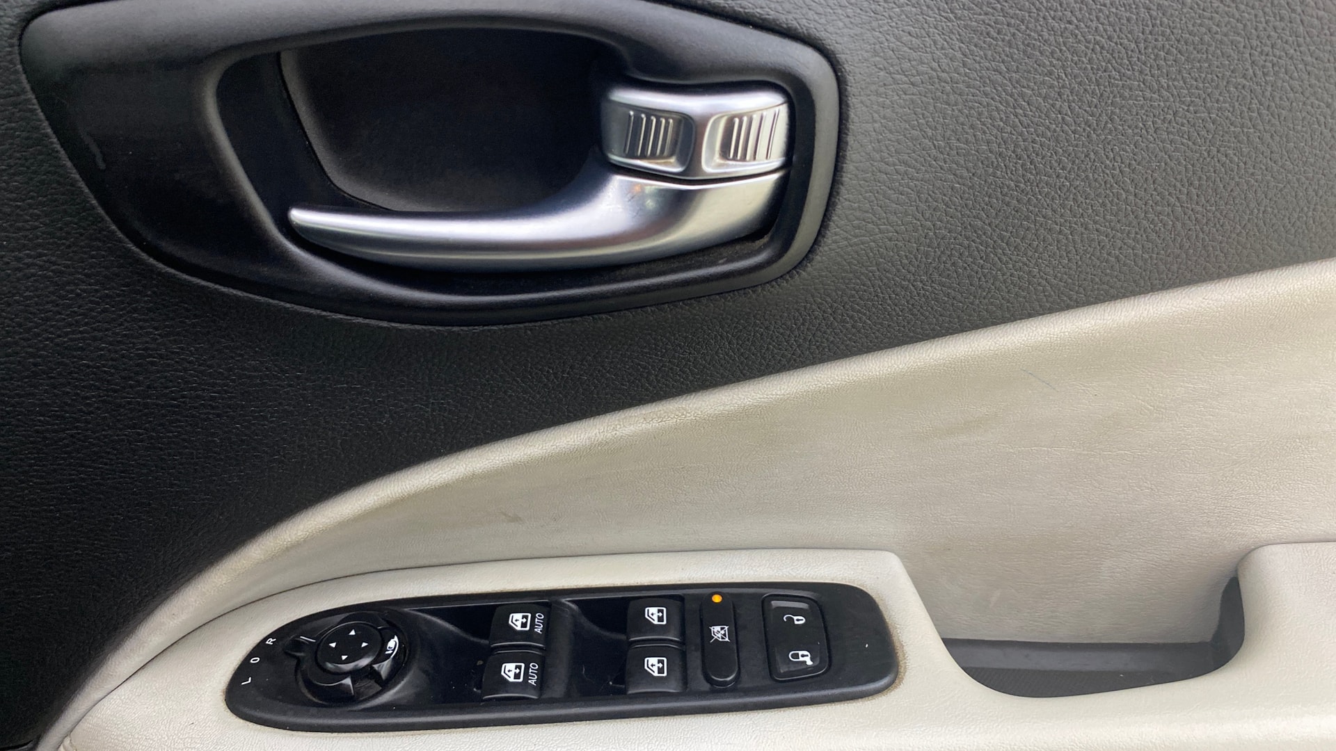 View 2020 Jeep Compass Longitude Plus 2.0 AT Diesel Image 34 Used 2020 Jeep Compass Longitude Plus 2.0 AT Diesel Image 34