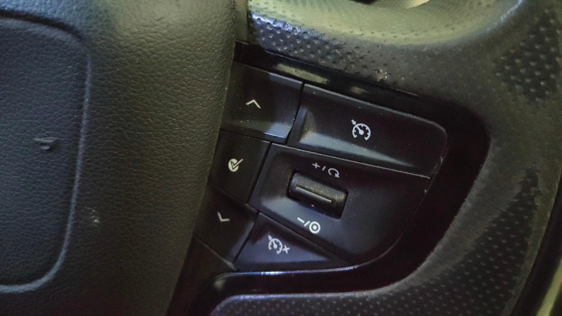 View 2023 Tata Safari 4X2 Image 3 Used 2023 Tata Safari 4X2 Image 3