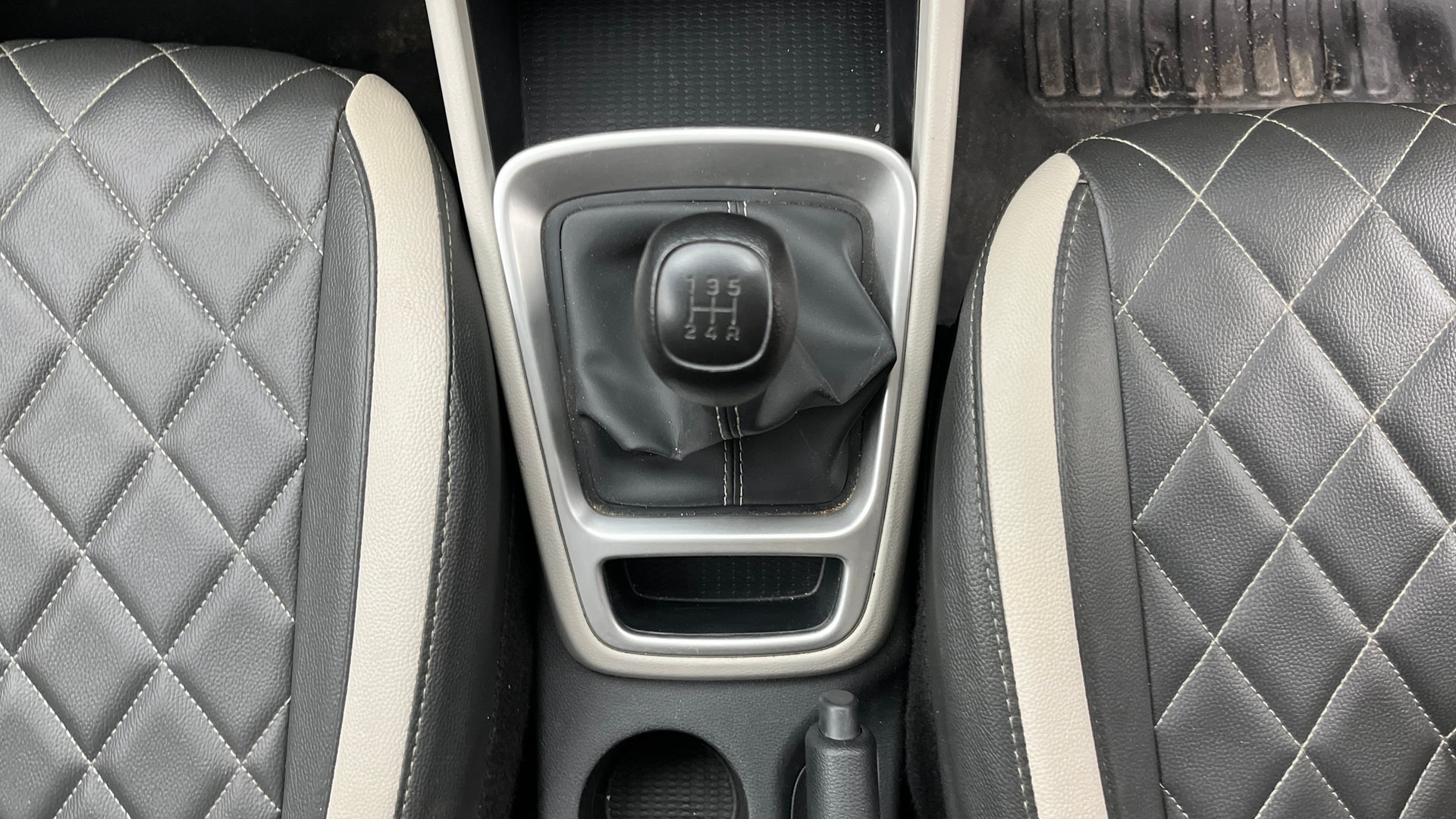 View 2024 Hyundai Venue S(O) Plus 1.2 Petrol MT Image 39 Used 2024 Hyundai Venue S(O) Plus 1.2 Petrol MT Image 39